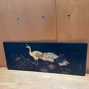 孔雀　輪島塗沈金 漆額 牡丹に孔雀は、彫漆（ちょうしつ）技法で描かれた優雅な