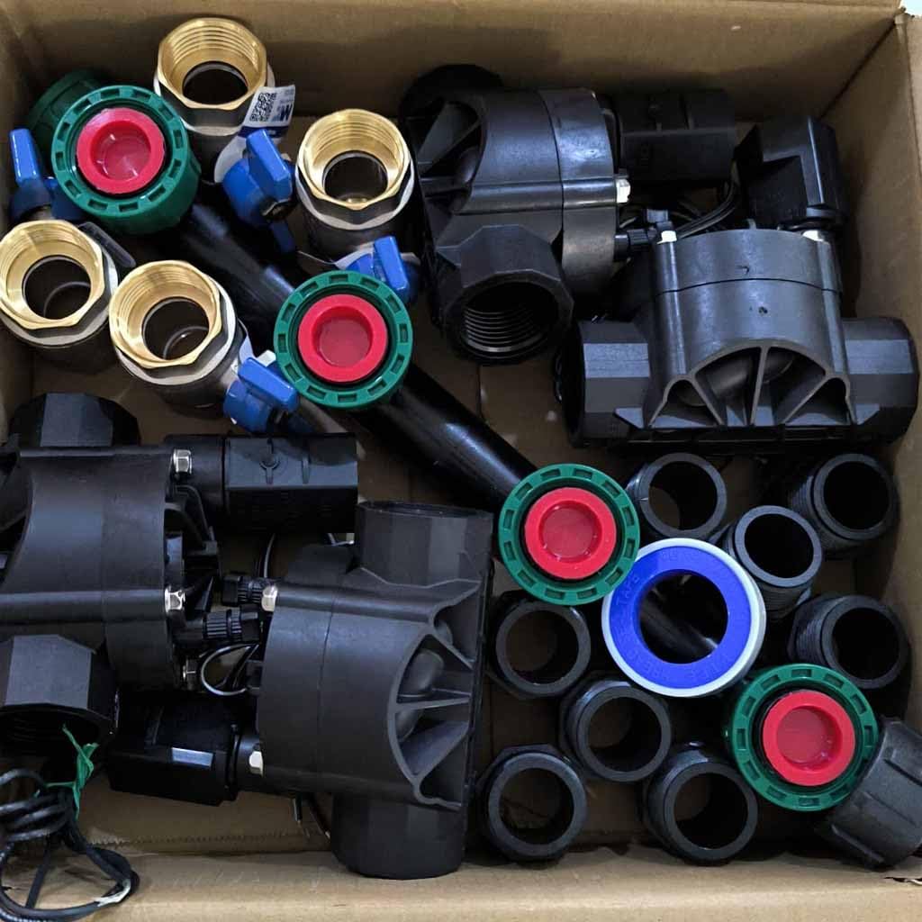 Suinga Sistema di irrigazione automatica per giardino con 4 zone e elettrovalvole Rain Bird HV 1" 24V. Da utilizzare con programmatore elettrico, nero