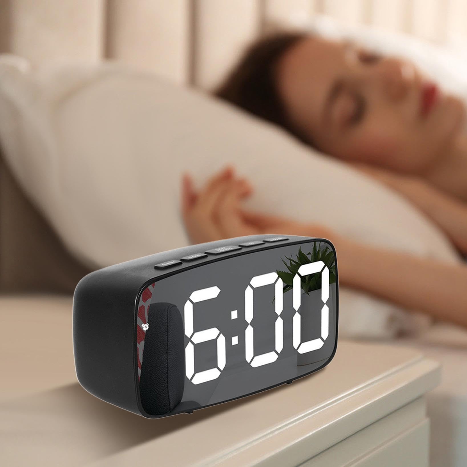 Reloj despertador digital para dormitorio, pantalla LED grande, caja negra, reloj eléctrico inteligente, formato 12/24h, modo de repetición, despertador inteligente de voz, reloj de mesita de noche