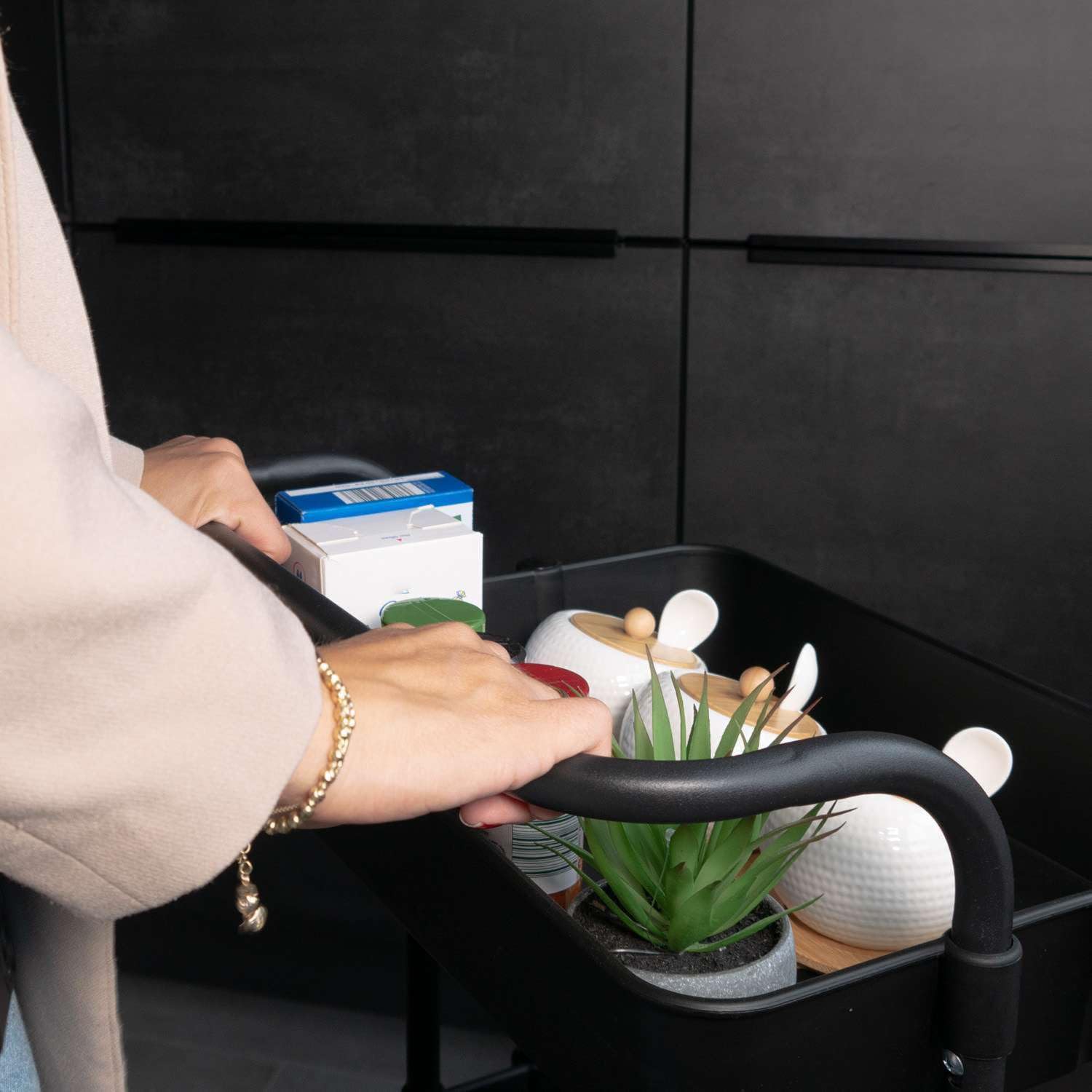 INTIRILIFE Carrello a 3 piani in Nero - 85 x 34 x 42 cm - Carrello da servizio con manico, carrello portaoggetti, per cucina, bagno, ufficio, ecc.