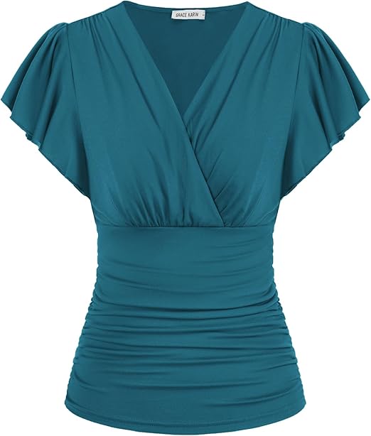 Gelungen geraffte 50er Bluse in begeisternder Wickeloptik,  mit einem neckisch tiefen V Ausschnitt und kurzen Ärmeln ist sie ein  ausdrucksstarkes Highlight im Bereich der Vintage Blusen für Curvy Dame