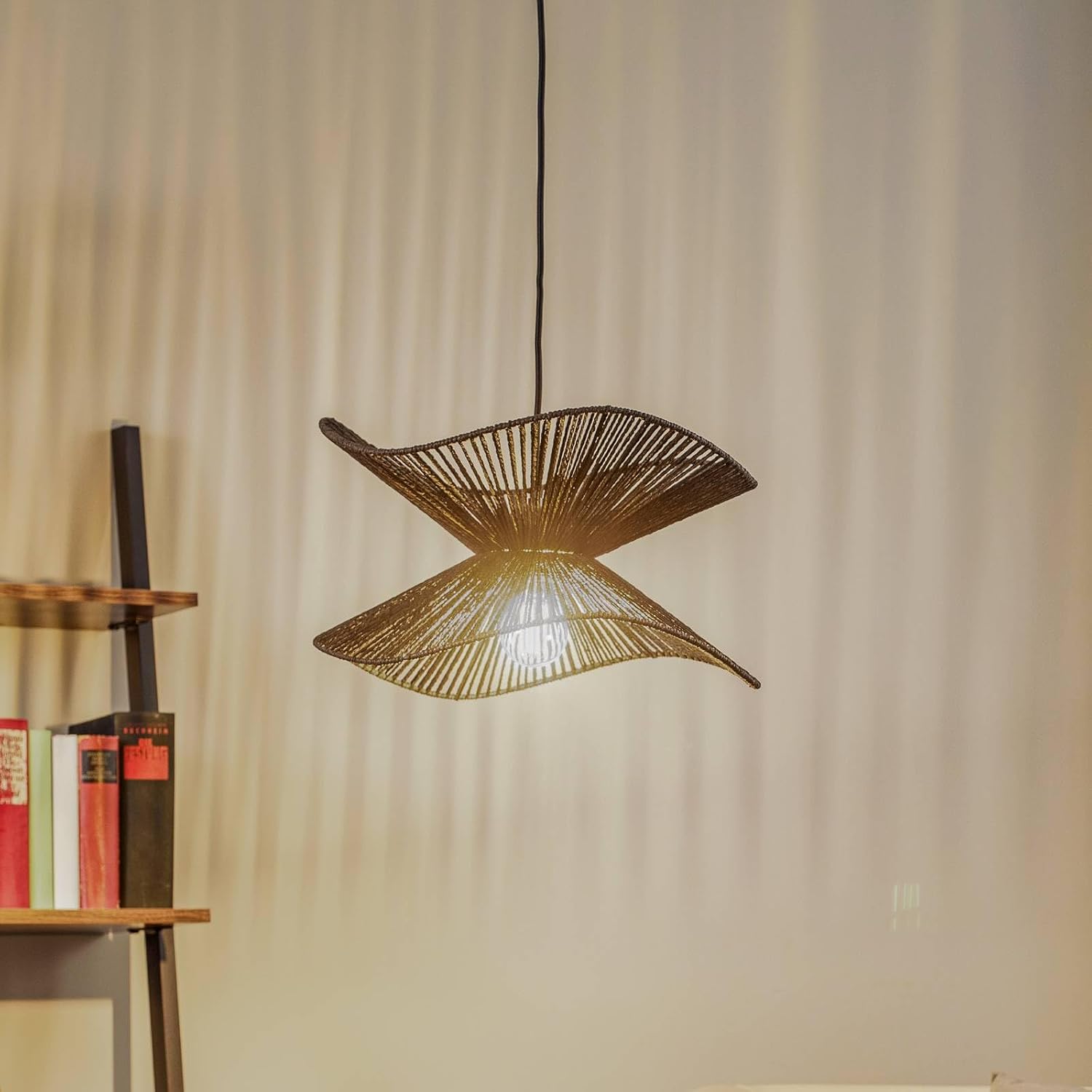Lindby Valdorin Pendant Lamp in a living room, illuminated
