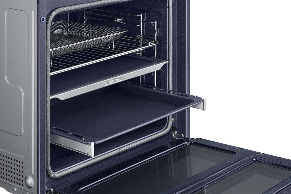 Samsung Series 5 Dual Cook Flex Smart Oven with Pyrolytic Cleaning & Air Fry, Colour: Clean Black, NV7B5750TAK — view 6