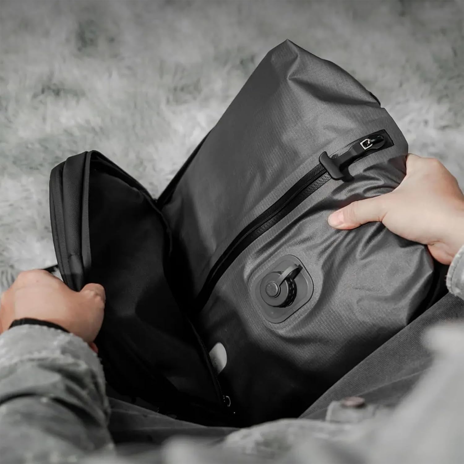 Vacuum Bag for Travel Organiser Packing Bag for Carry-On Luggage Backpack Suitcase Reusable Vacuum Seal Save Space Compression Bag with Built-in Pump & USB-C Charging (Beige)