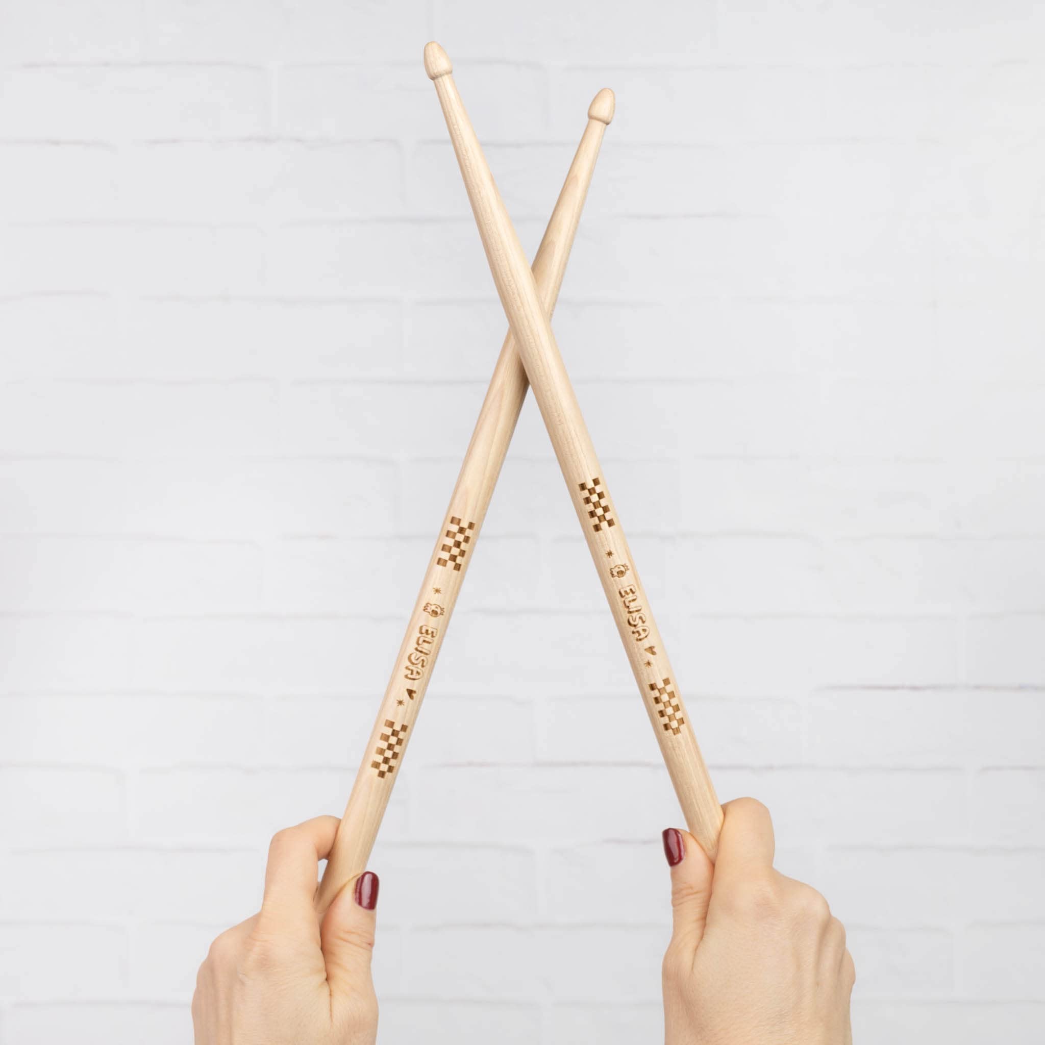 Wanapix | Baquetas Personalizadas con Nombre | Baquetas Bateria Personalizadas | Palillos Tambor | Madera de Nogal | 5A - 1,4ø x 40,5 cm | Texto