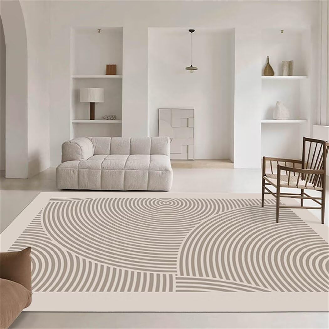 Tapis à poils courts gris lavable pour simplifier l'entretien du salon