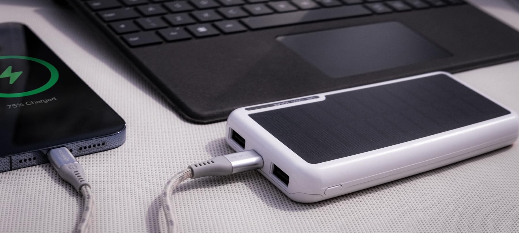 Boompods Obi Batterie Portable Solaire 10000mAh - Batterie Externe USB-C avec Double Port USB-A, Chargeur de Panneau Solaire pour TéLéPhones et d'autres appareils, Idéal pour Voyage, Camping, Blanc