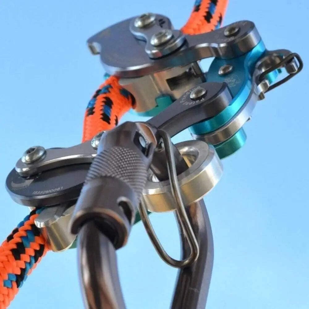 Close-up of the AKIMBO SRT device attached to a carabiner with rope