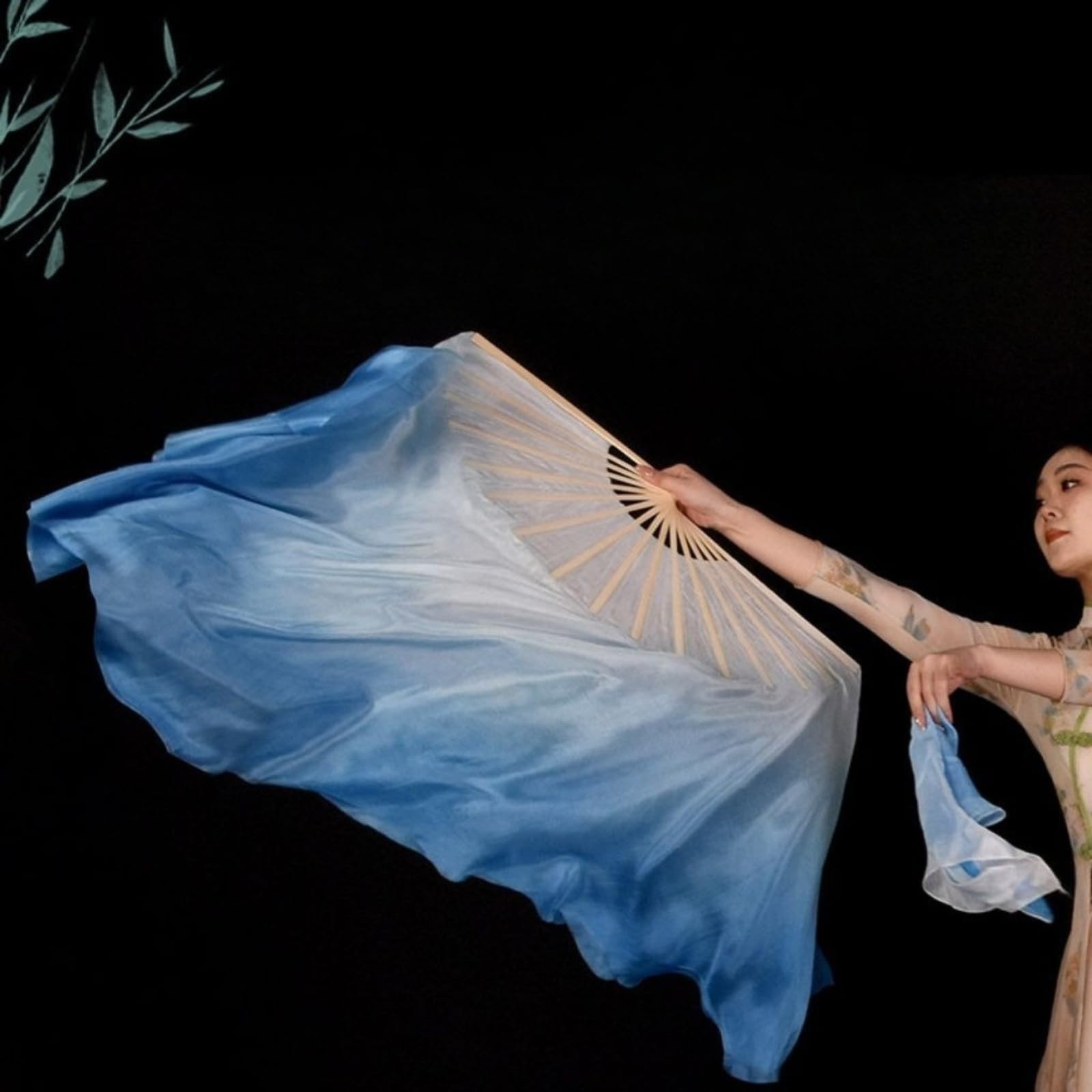 Éventail de danse carré en soie bleu dégradé pour droitier 51 cm