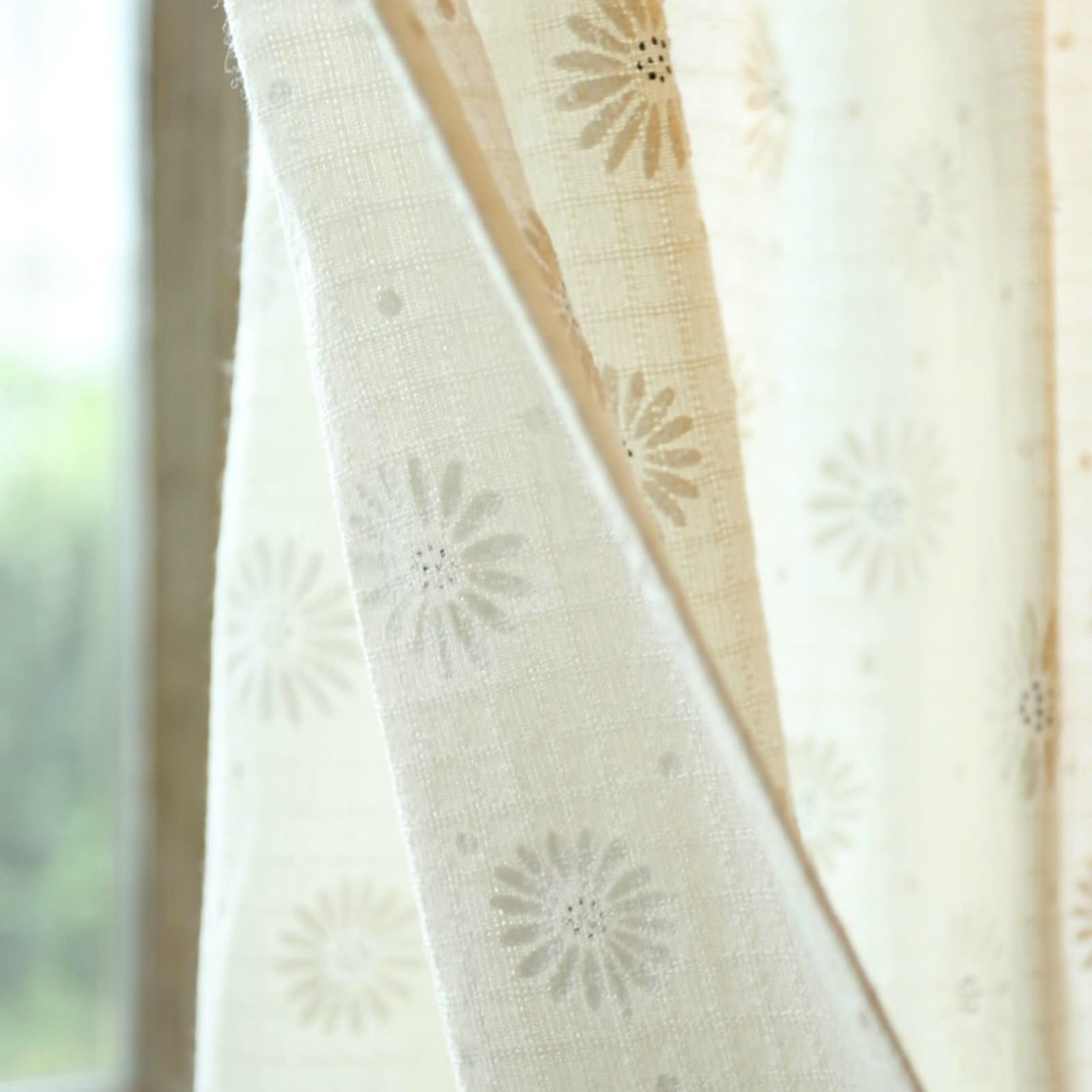 Scheibengardine Voile 120 x 60cm(HxB), 2Pcs Gänseblümchen Muster mit Bommeln Küchenvorhänge Modern Rod Pocket Baumwolle Leinen Voile Gardinen für Küche Fenster Vorhänge, Weiß Grau