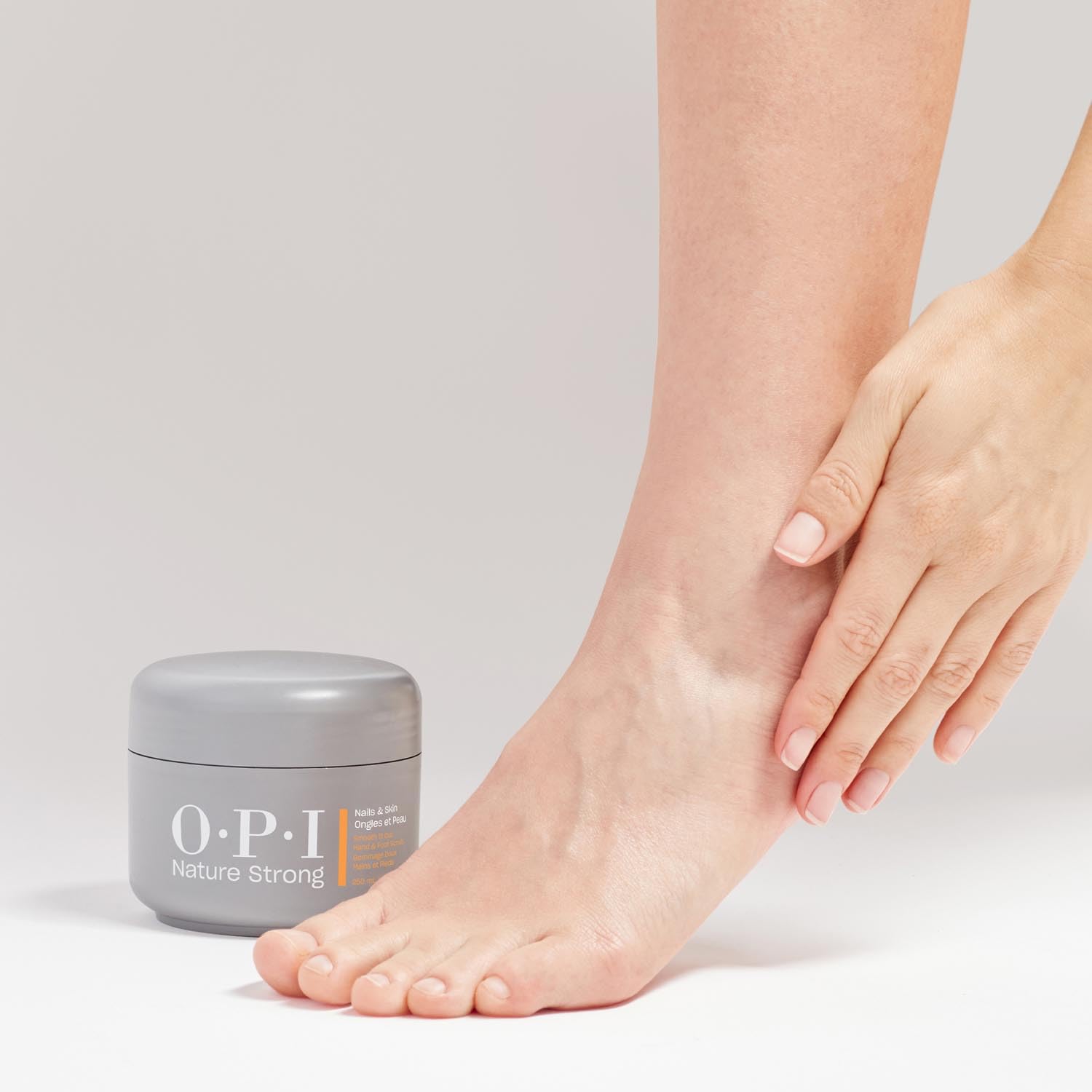 OPI Nature Strong Trattamenti per Piedi– Spray per Calli e Talloni screpolati, Scrub Esfoliante e Pediluvio Ammorbidente per pelle idratata e morbida – Formato 250ml