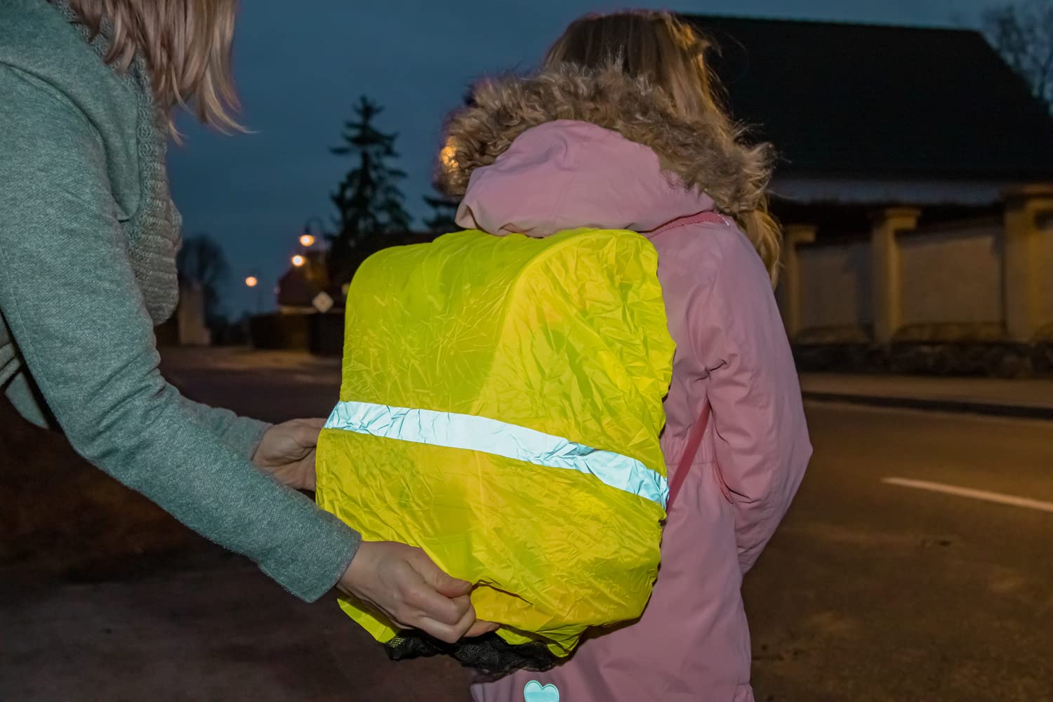 Idena 22077 - Pokrowiec przeciwdeszczowy na plecaki i torby, neonowo żółty z paskami odblaskowymi, rozmiar uniwersalny z gumką, wodoodporny, w komplecie z torbą do przechowywania i karabińczykiem
