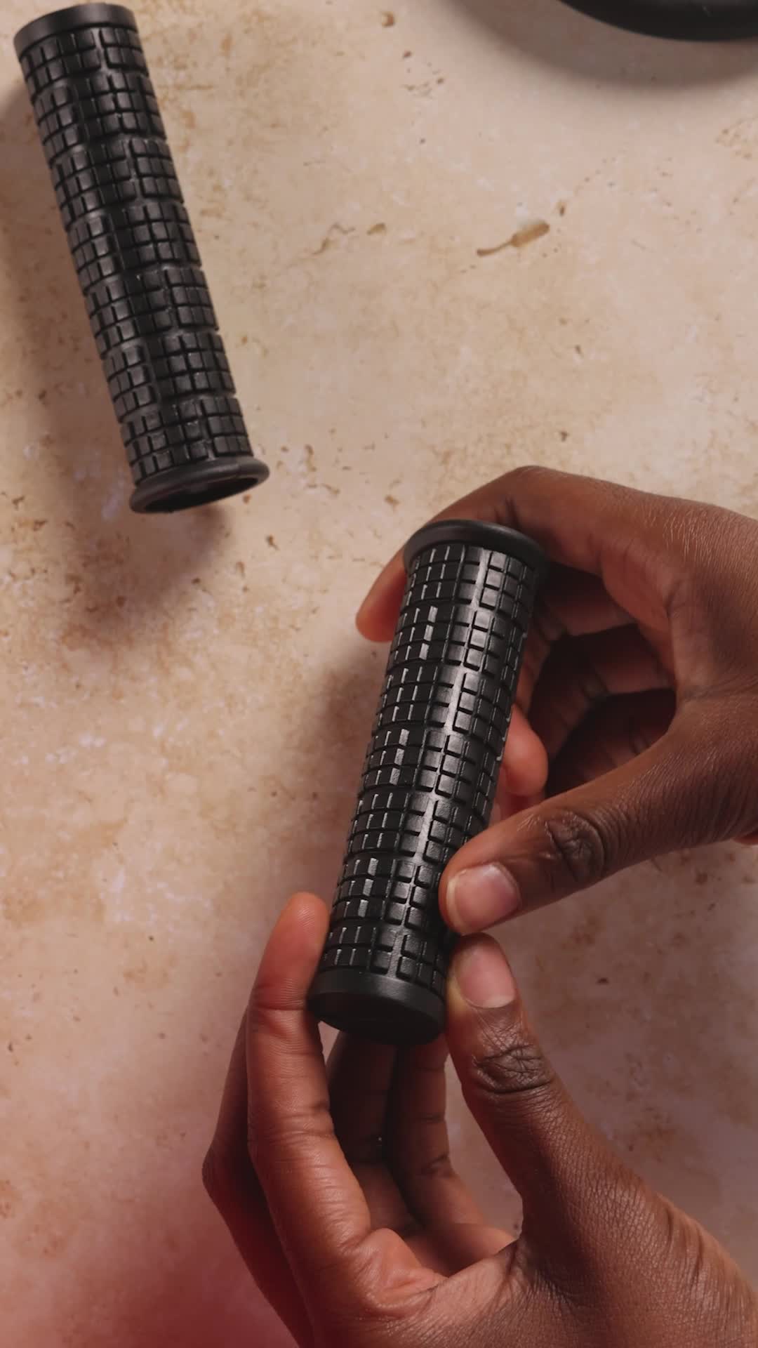 Poignées De Guidon Vélo Universelles 22 Mm - Noir, Rouge Ou Violet - Pour VTT, Ville, Route Et Trottinettes
