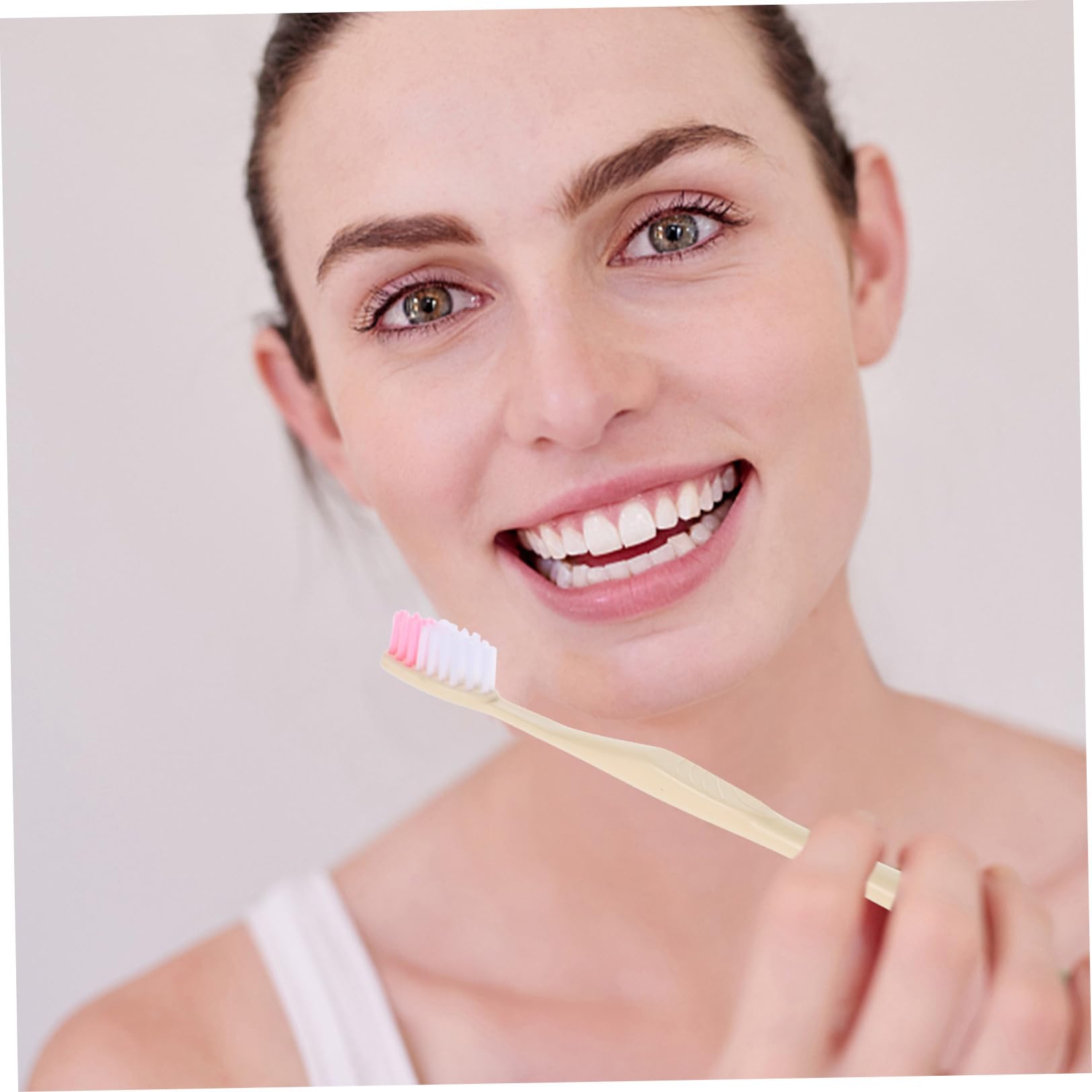 Healvian 100 Cepillos de Dientes Desechables Manuales con Pasta Dental Individualmente Envueltos, Portátiles de Plástico para Viaje y Salida, Paquete Práctico de 100 Estilo Aleatorio