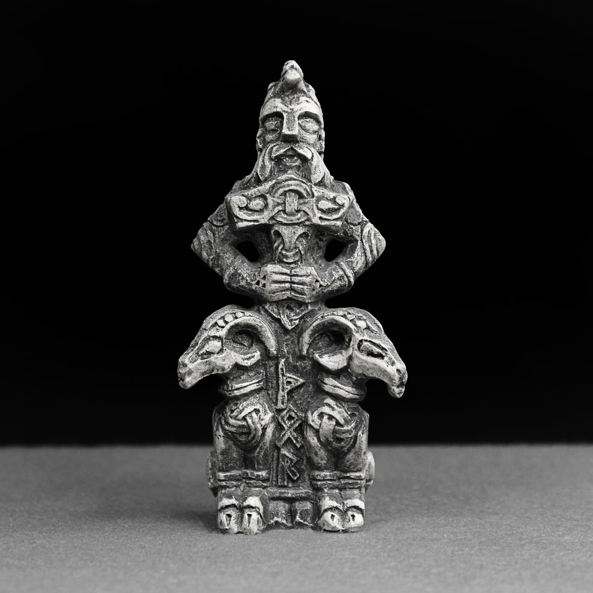 Statue Dryad Design - Thor Assis, Dieu Nordique Avec Mjolnir - Finition Bois, 20.3 Cm