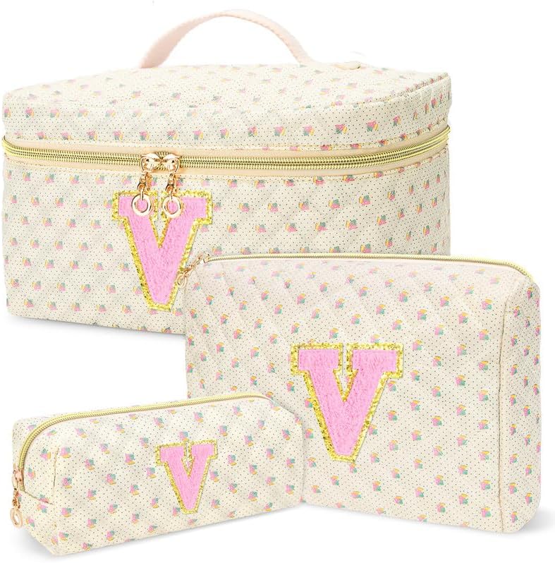 Conjunto com 3 necessaires de viagem DOSUKE em algodão matelassê, estampa floral, inicial V
