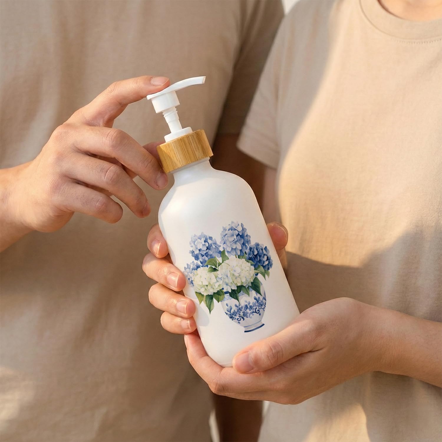Chinoiserie Hydrangea Soap Dispenser, Blue & White Porcelain Flower Glass Dish Soap Dispenser with Pump for Kitchen, Grand Millenial Decor Bathroom Countertop Handsoap Liquid Container