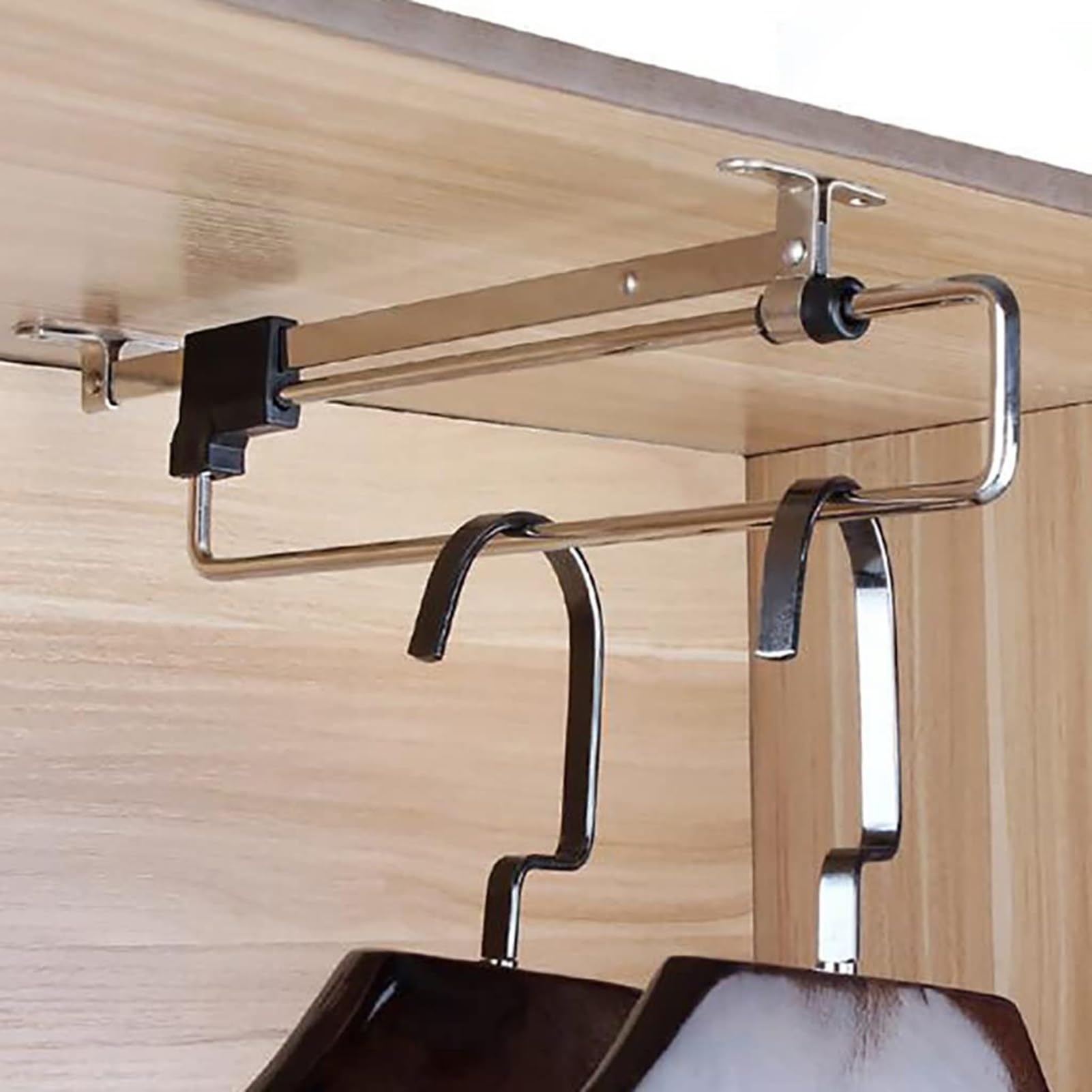 Porte-pantalons coulissant et tringle à vêtements pour un rangement fluide