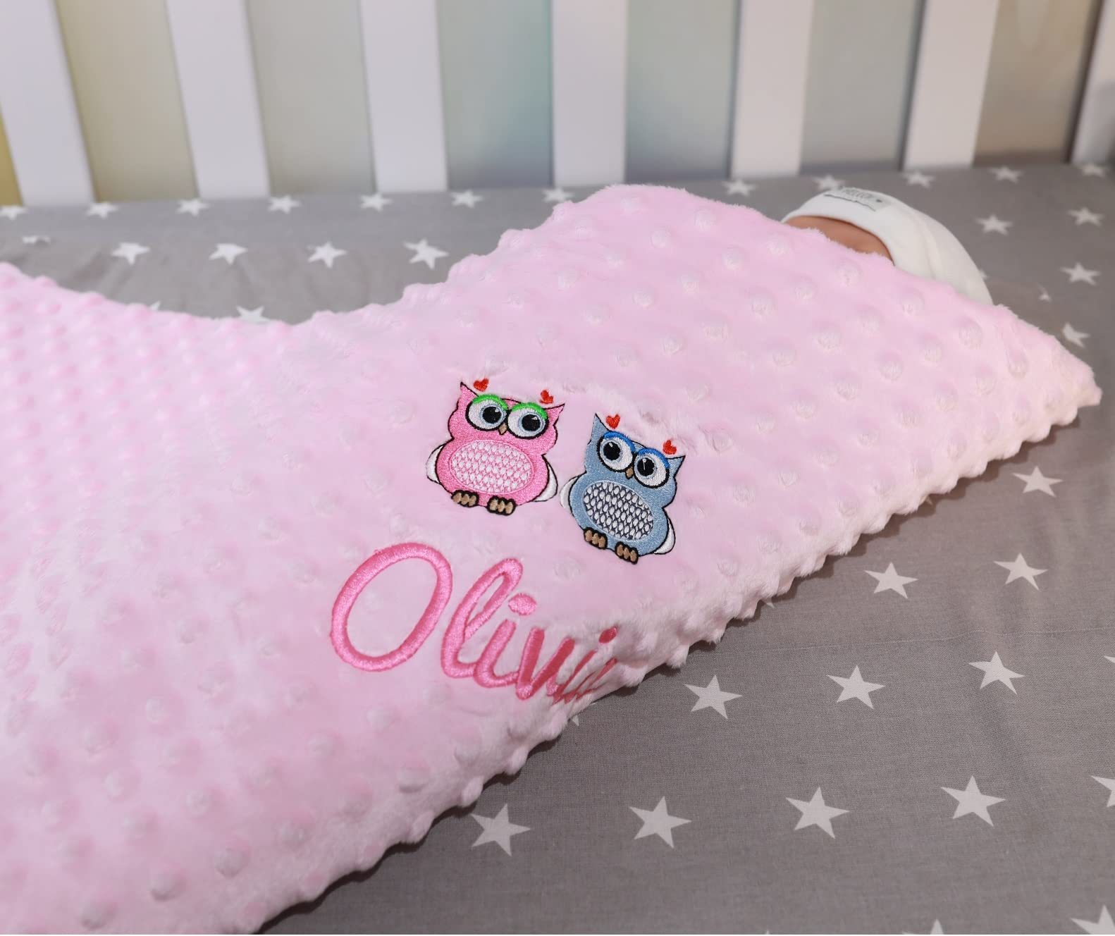 Personalisierte Babydecke mit Namen – Hellrosa Plüsch & graue Baumwolle mit weißen Sternen – Bestickt, Warm & Wintergeeignet, 75x100 cm – Geschenk zur Geburt & Taufe (Hellrosa - Sternen, 75 x 100 cm)