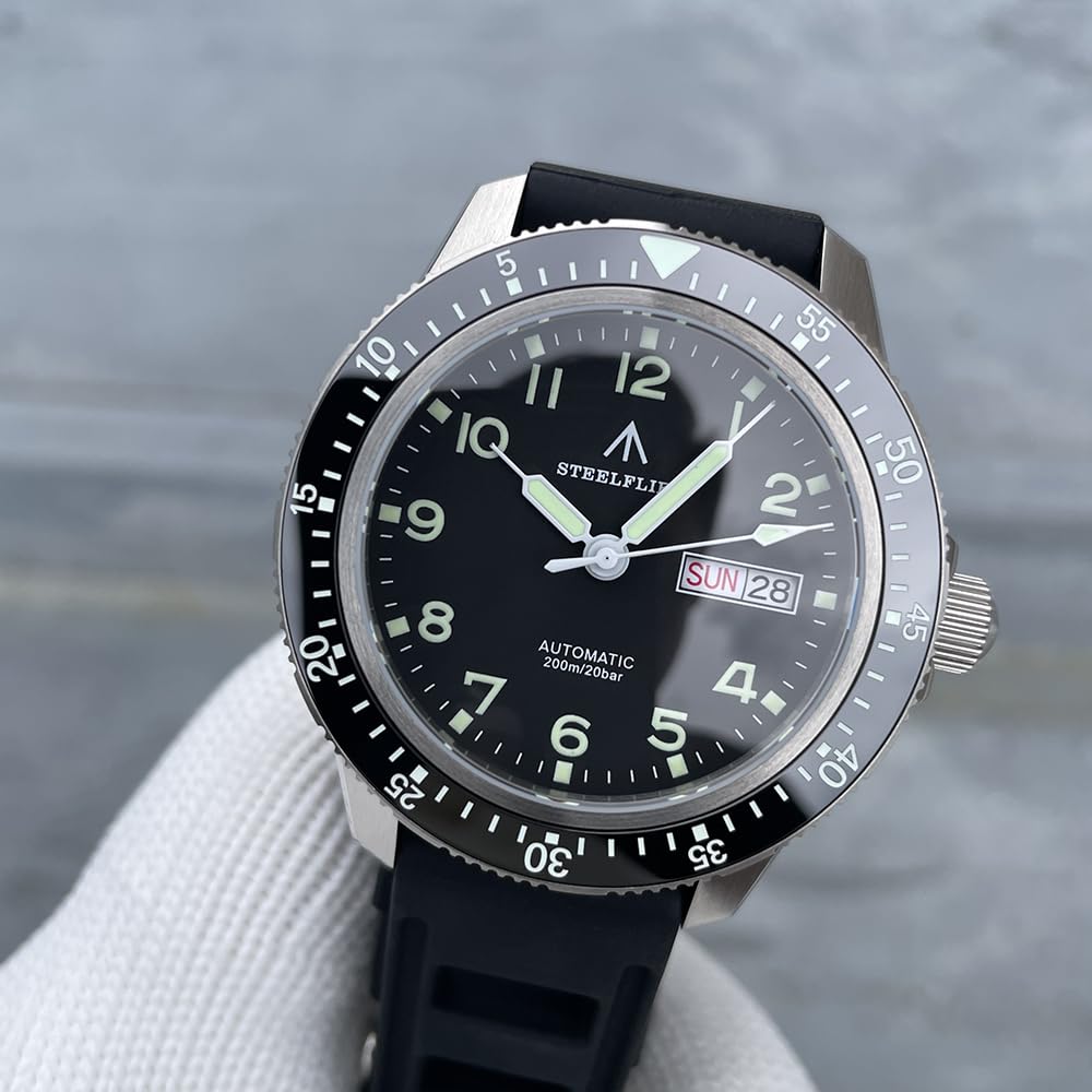Steelflite Montre automatique de plongée de style militaire avec cadran lumineux, affichage jour-date, étanche jusqu'à 200 m