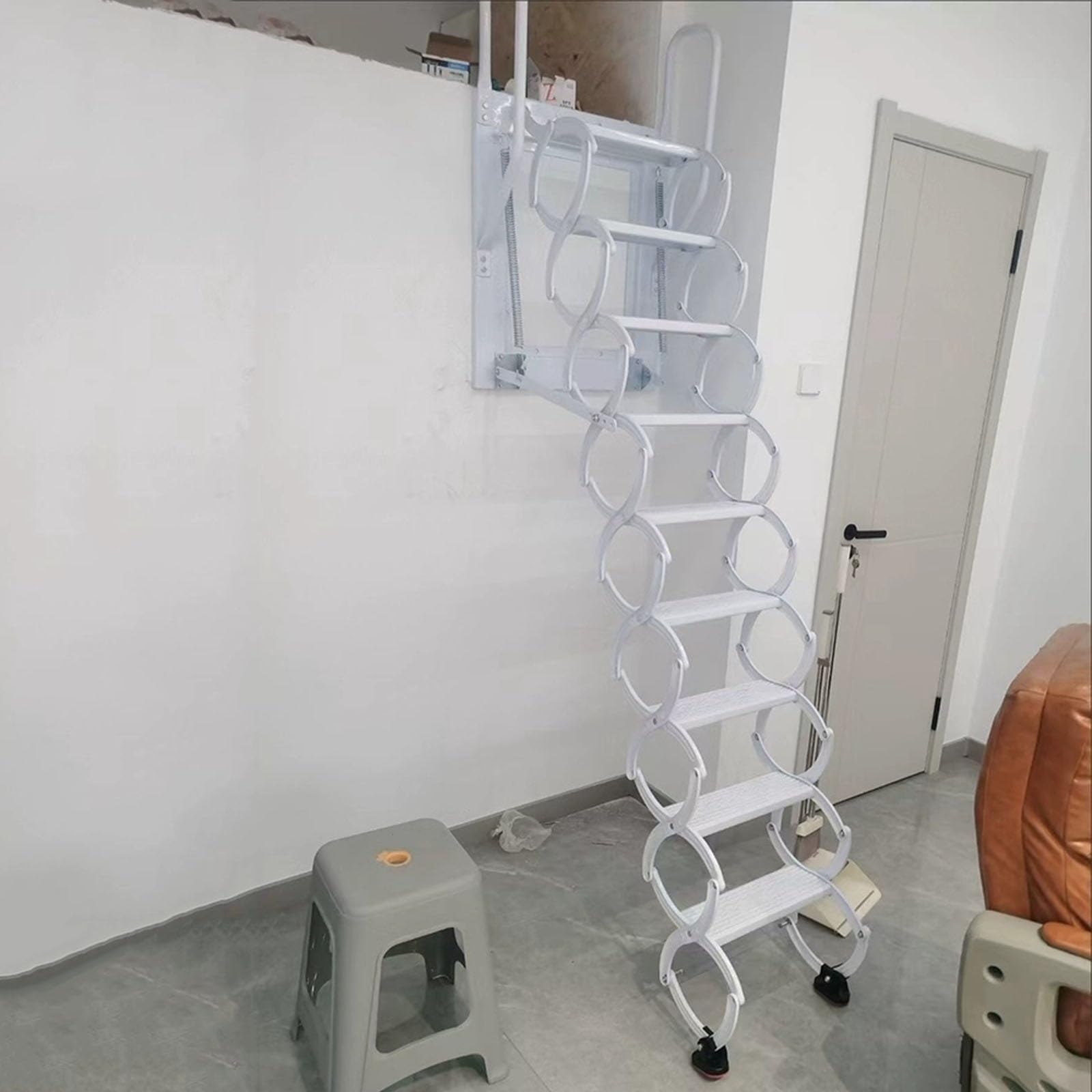 Ausziehbare Dachbodentreppe mit Teleskopfunktion und Ausziehmechanismus, Tragkraft 300 kg, wandmontierte Stahltreppe mit stabilen Handläufen, für den Außenbereich(15 Steps 380CM/150IN)