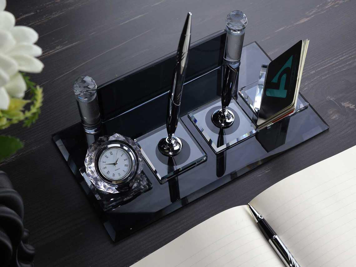 Personalisiertes schwarzes Desktop-Namensschild | Silberfarbene Details | Silberfarbene Signaturstifte | Quarzuhr