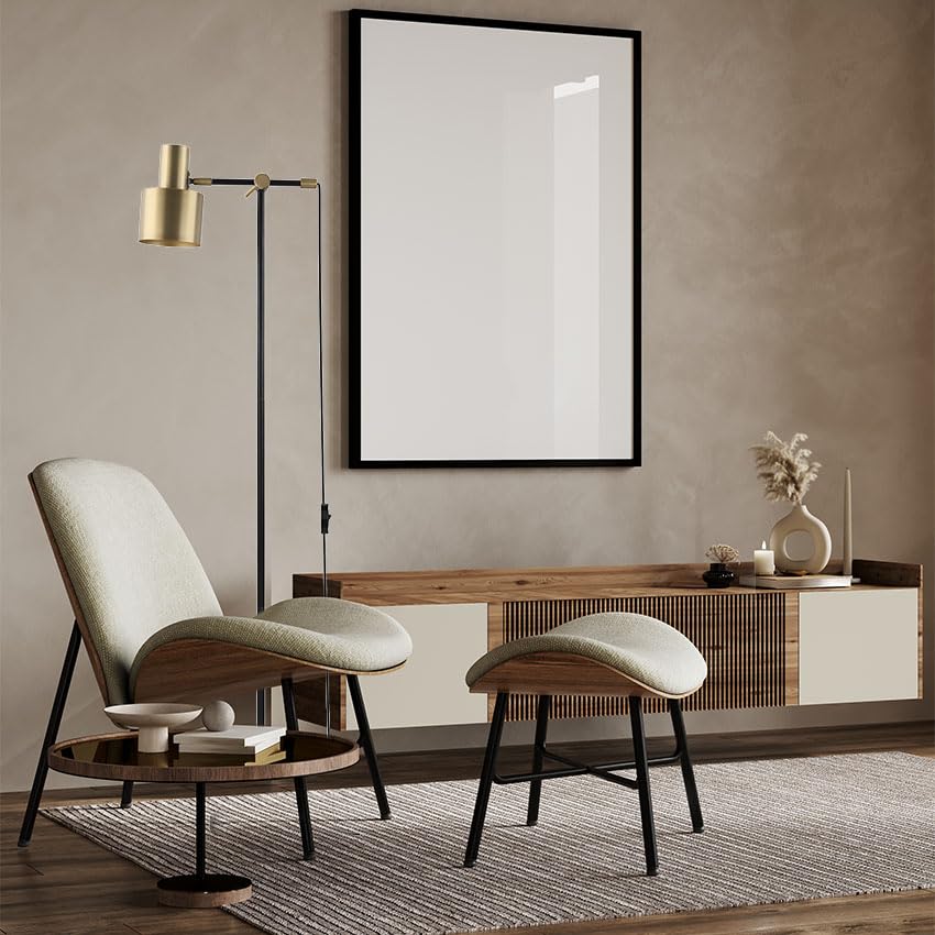 Lámpara de pie dorada con casquillo E27, diseño moderno, ideal para decorar y brindar luz en salones y espacios de trabajo.