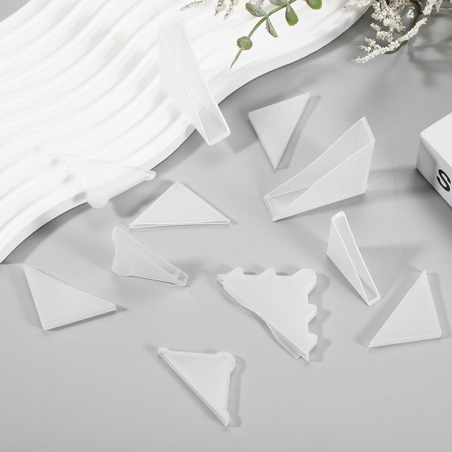 MECCANIXITY 35 x 35 x 8mm Corner Protectors, 50pcs Shape Triple-cornered Glass Table Corner Covers for Glass Metal Sheets Mirror Ceramic Tile White