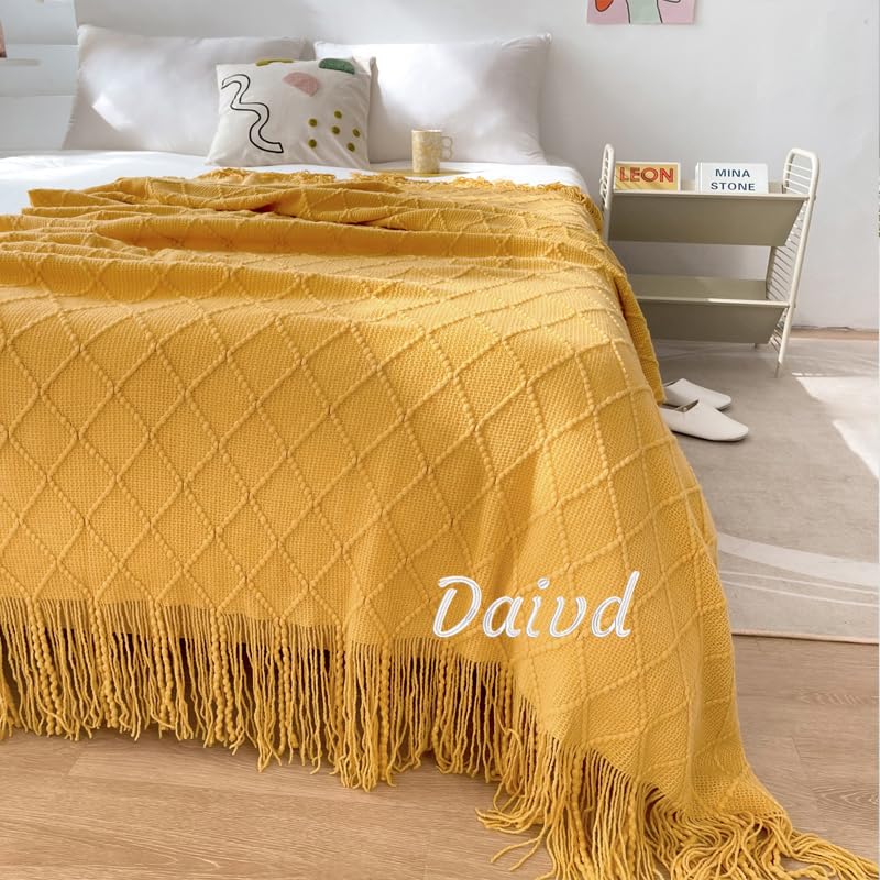 Couverture en laine monogrammée jaune idéale pour vos soirées d'hiver cocooning