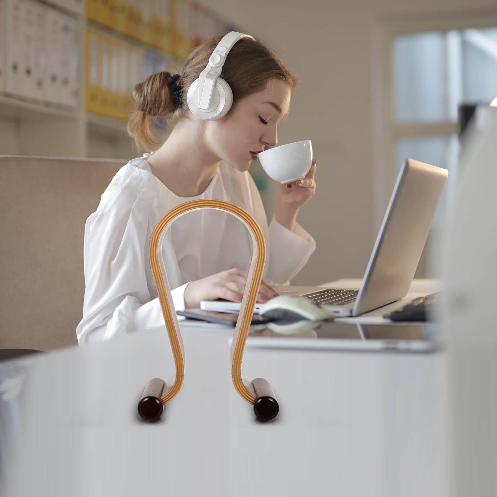 Mikikit Kopfhörerhalterung Stabile Halterung aus Walnussholz U förmiger Headset Ständer in Kaffee Farbe für Schwere Kopfhörer für Schreibtisch und Computer Tisch