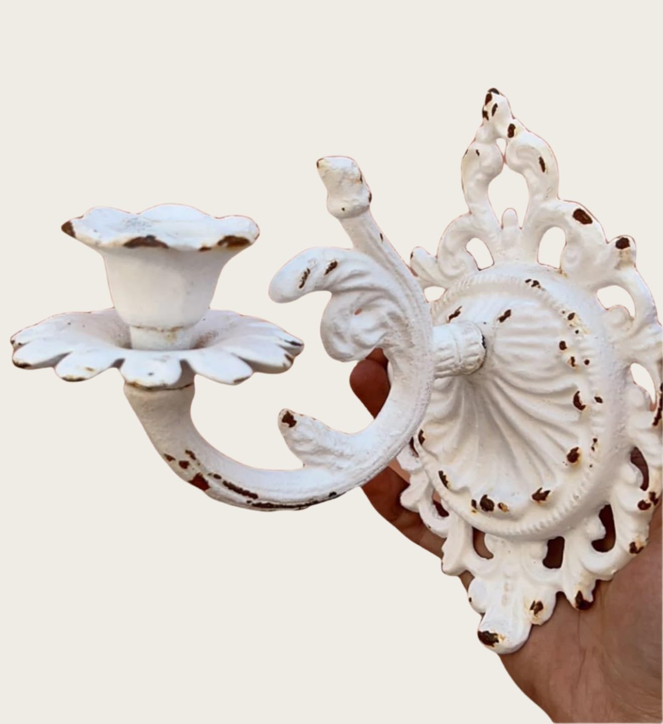 Lot de 2 bougeoirs muraux en fonte style shabby chic à suspendre pour mur, appliques murales, décoration de cheminée de salon (blanc)
