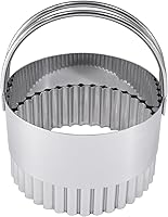 Vista 1 de R&M International Cortador de galletas acanalado redondo de acero inoxidable de 2-3/4" con mango, 1 pieza