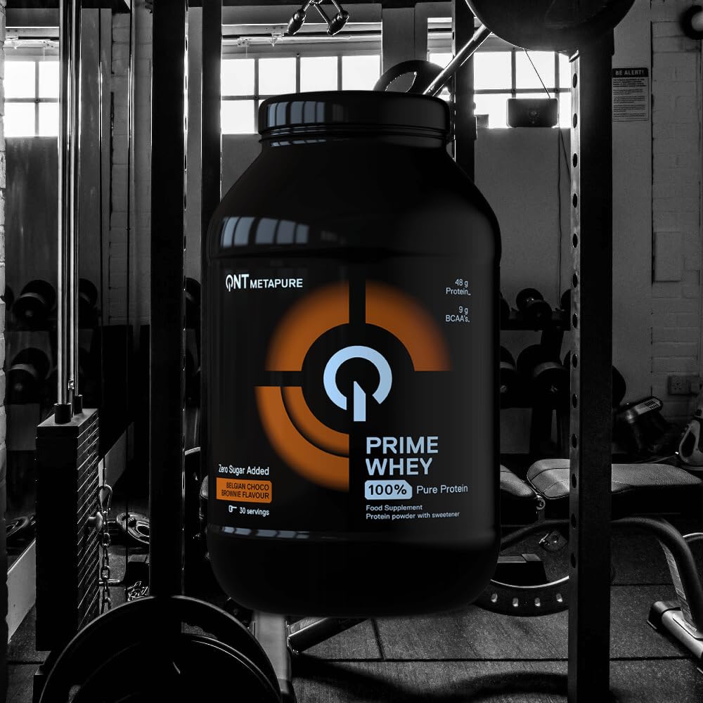 QNT Prime Whey brownie chocolat belge, 79% de Whey Protéine, contient de l’isolat de whey, aide à augmenter le volume et la force des muscles, riche en BCAA et sans sucre ajouté, 908g, 30 doses