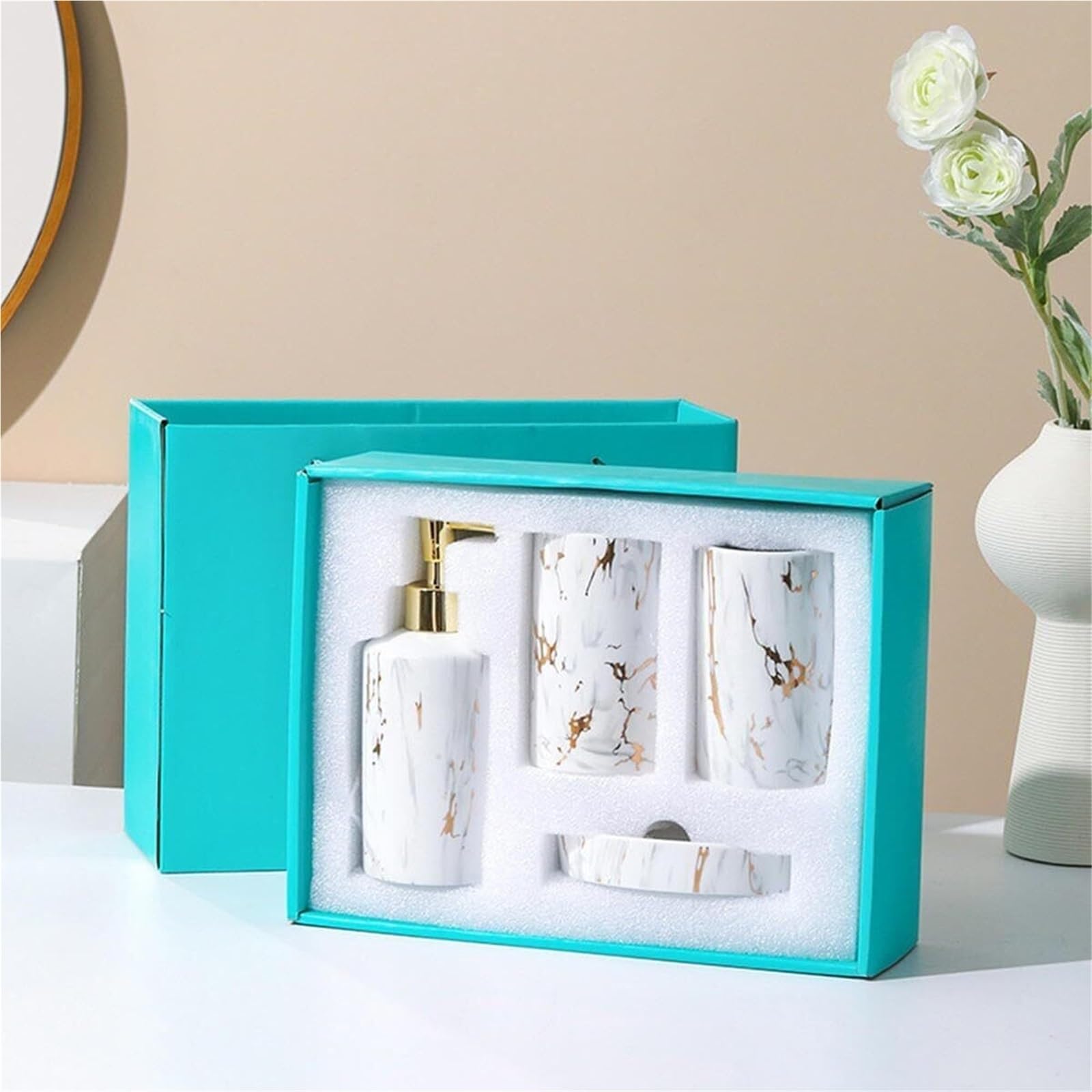 Set di accessori per il bagno Mobiletto in ceramica effetto marmo a 4 pezzi con dispenser di sapone, bicchiere e decorazione costiera Arredamento per gli affittuari