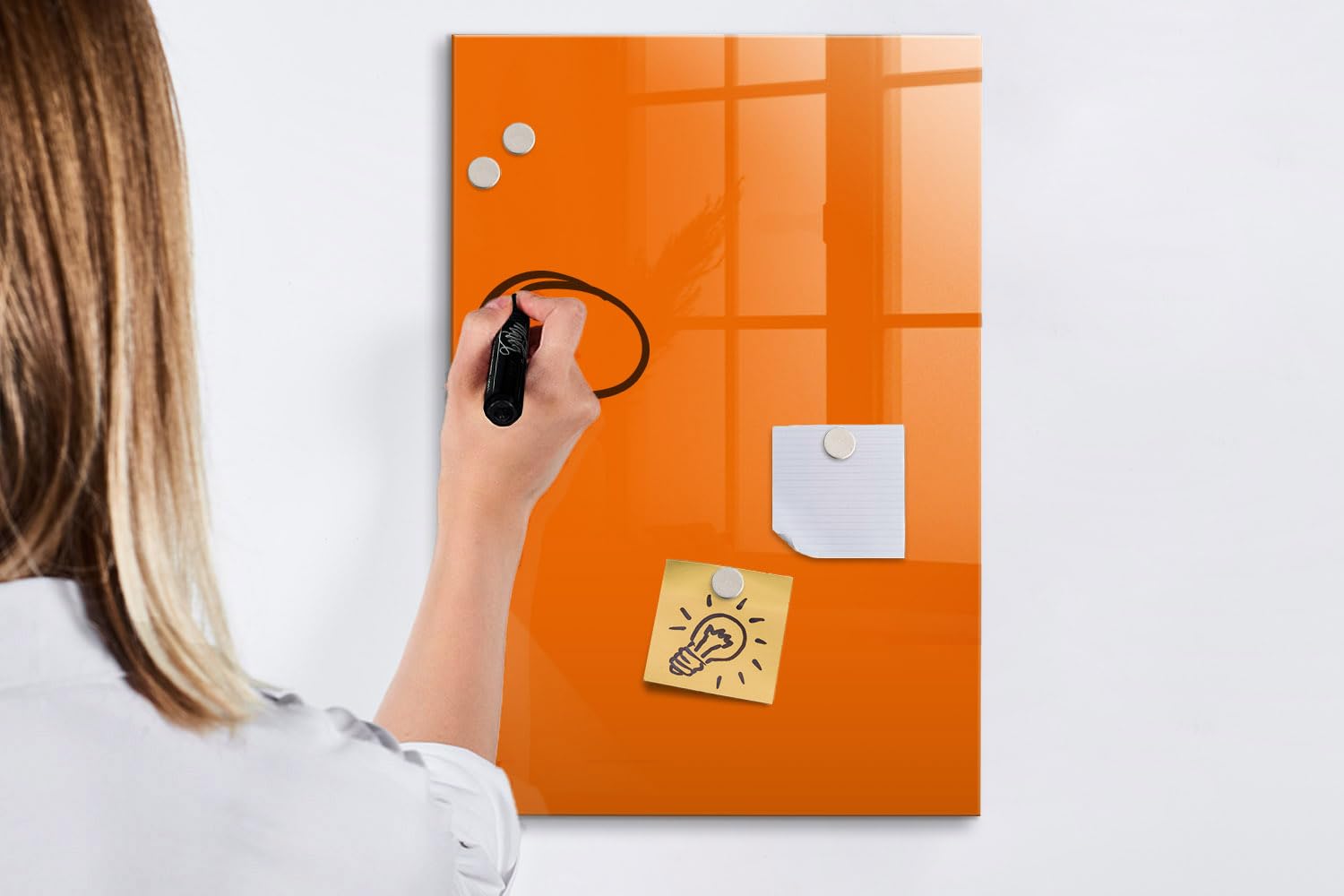 Magnettafel aus gehärtetem Glas mit Zubehör | 5 Neodym-Magnete, Marker, Schwamm | Hochwertige Schreiboberfläche | Ideal für Notizen, Fotos & To-Dos- 40x60cm - Orange Farbe