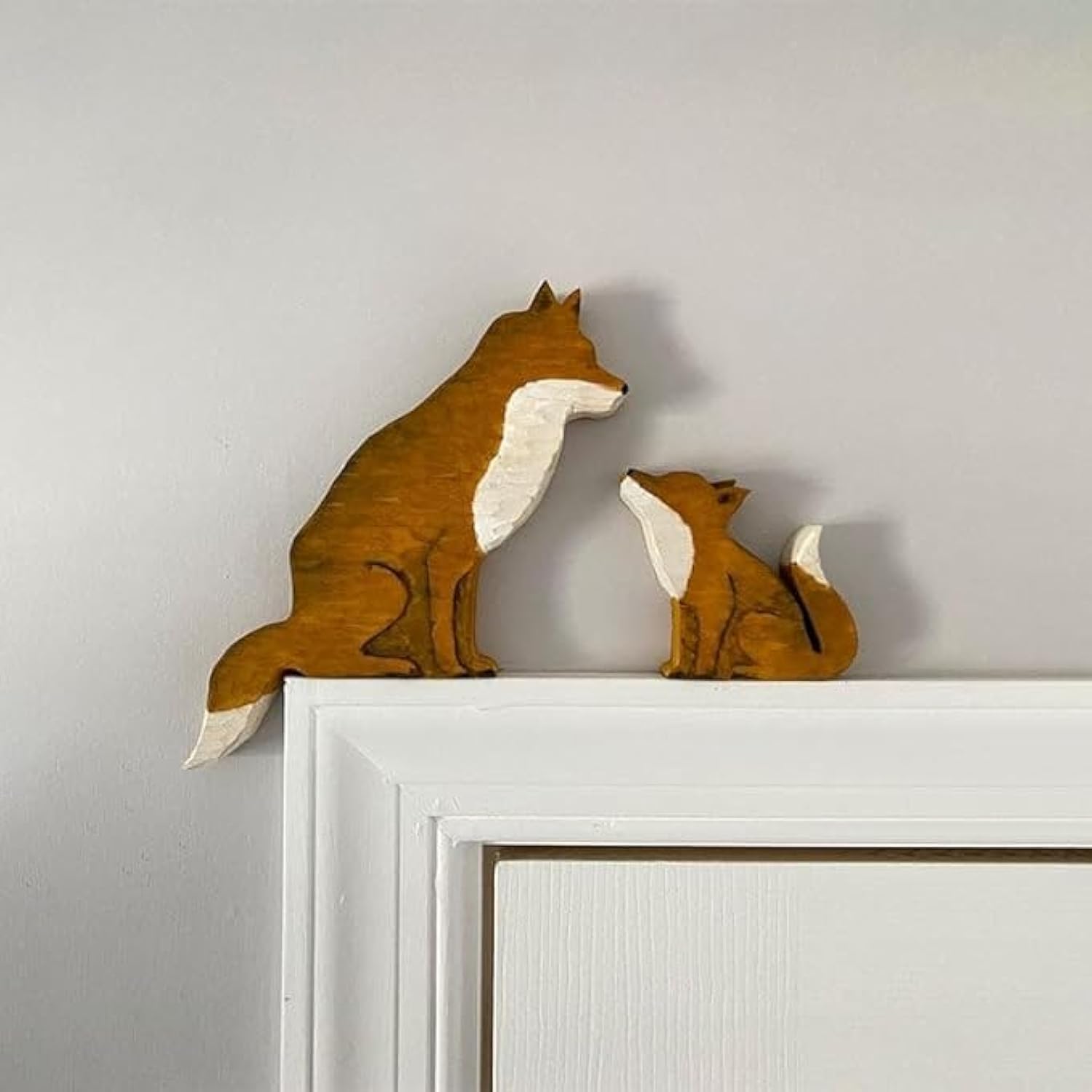 Mama and Baby Fox Door Topper Adorable Fox Shape Statue Door Corner Sculpture for Handcrafted Wood Decor Sign, Creative Wooden Art Figurine Ornament for Garden Living Room Bedroom Office (Baby+Mama)