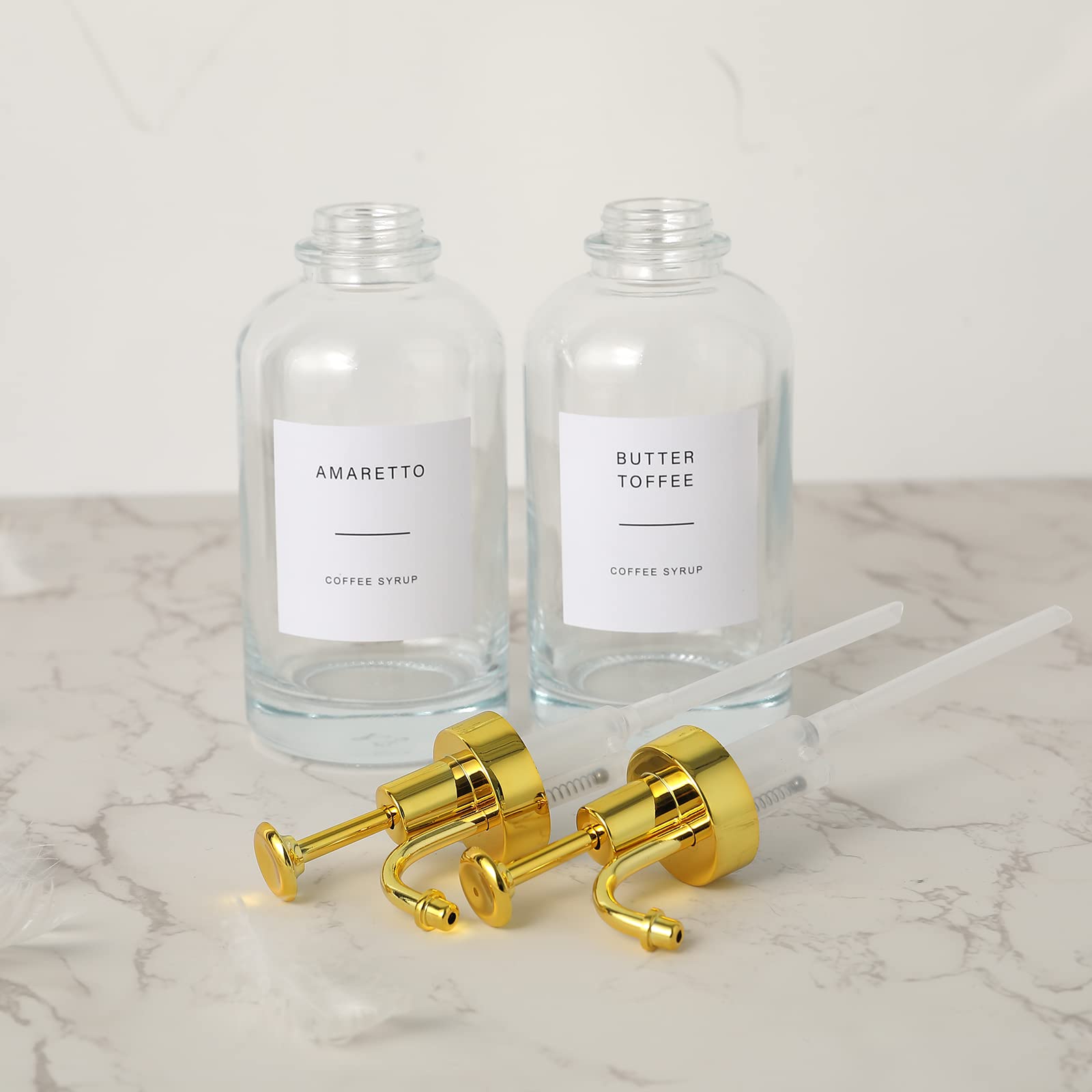 Confezione da 2 erogatori sciroppo di caffè etichette 36 pezzi e pompa dorata, bottiglie sciroppo vetro 500ml accessori da bar cucina caramello vaniglia acero distributore bottiglie