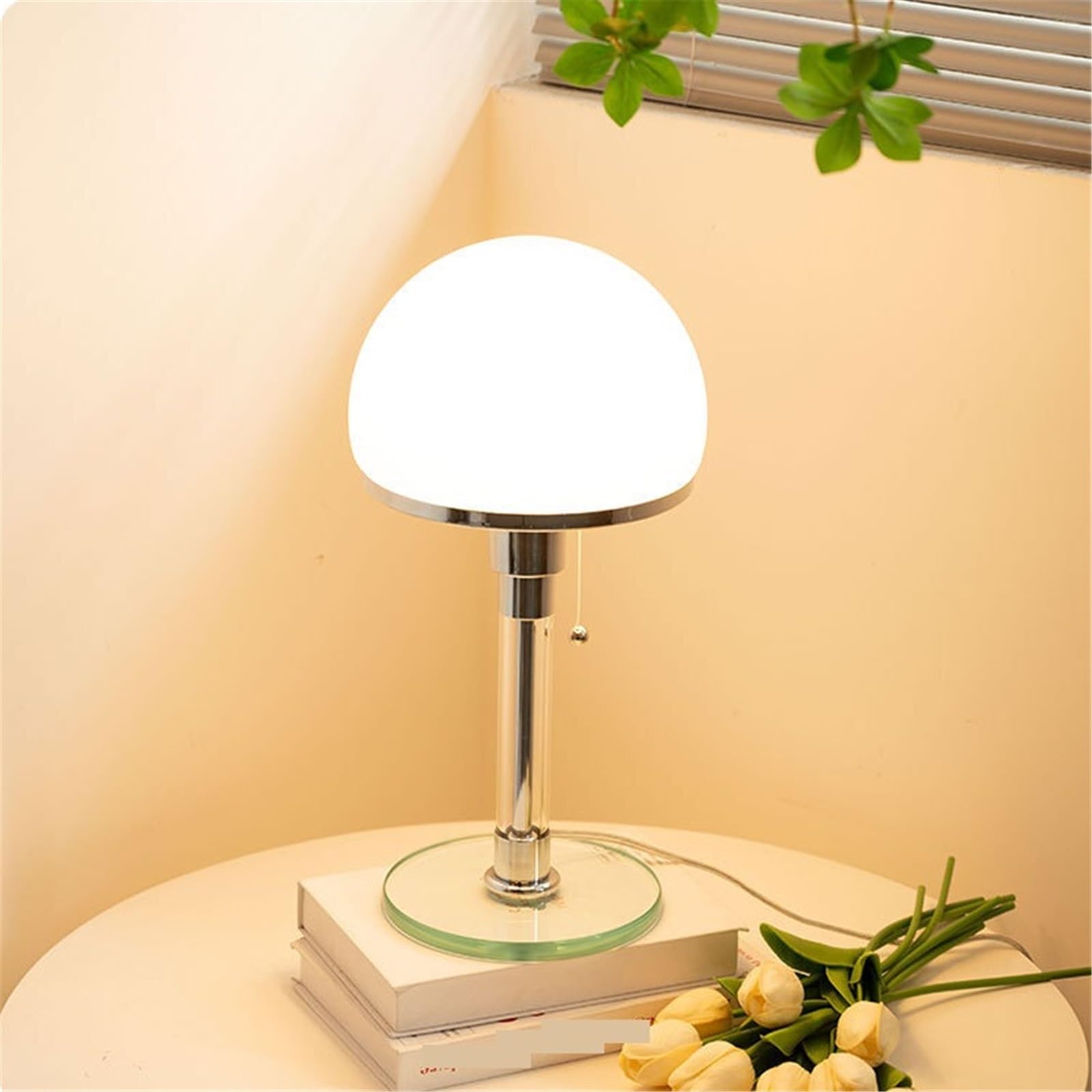 Affascinante Lampada da tavolo in vetro for la lettura sul comodino Arredamento per la casa
