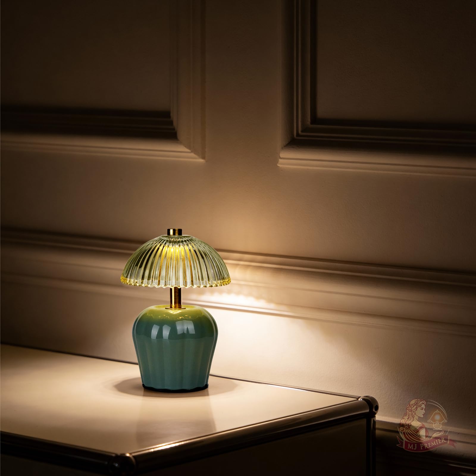 MJ PREMIER Lampada da tavolo ricaricabile, lampada senza fili con timer, mini paralume in vetro, piccole lampade da tavolo, luce LED decorativa per camera da letto, soggiorno, mensola (verde)