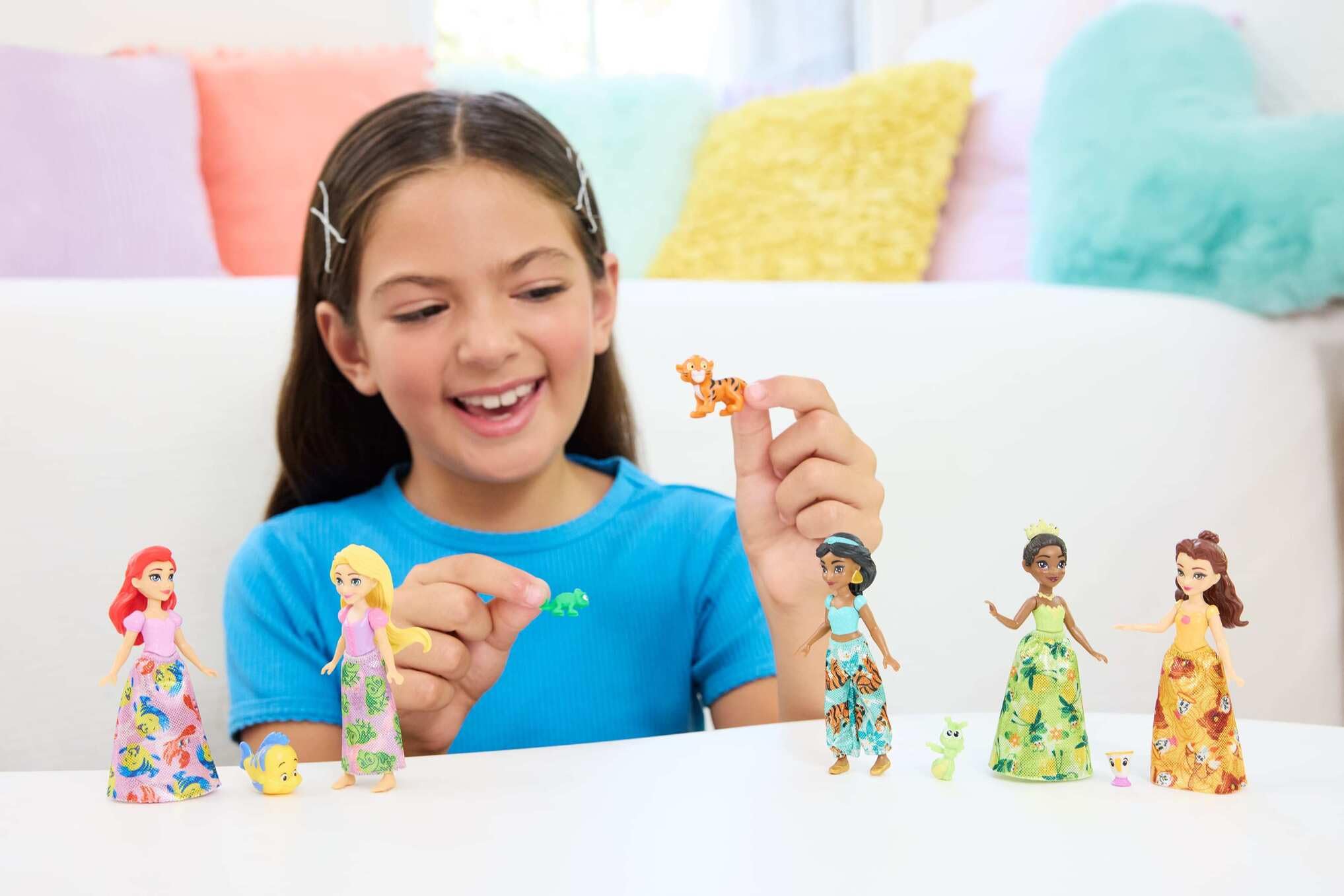Mattel Disney Princesas y amigos Conjunto de juego con cinco muñecas pequeñas articuladas con faldas o pantalones extraíbles y cinco figuras de amigos, inspiradas en las películas de Disney, JBL33
