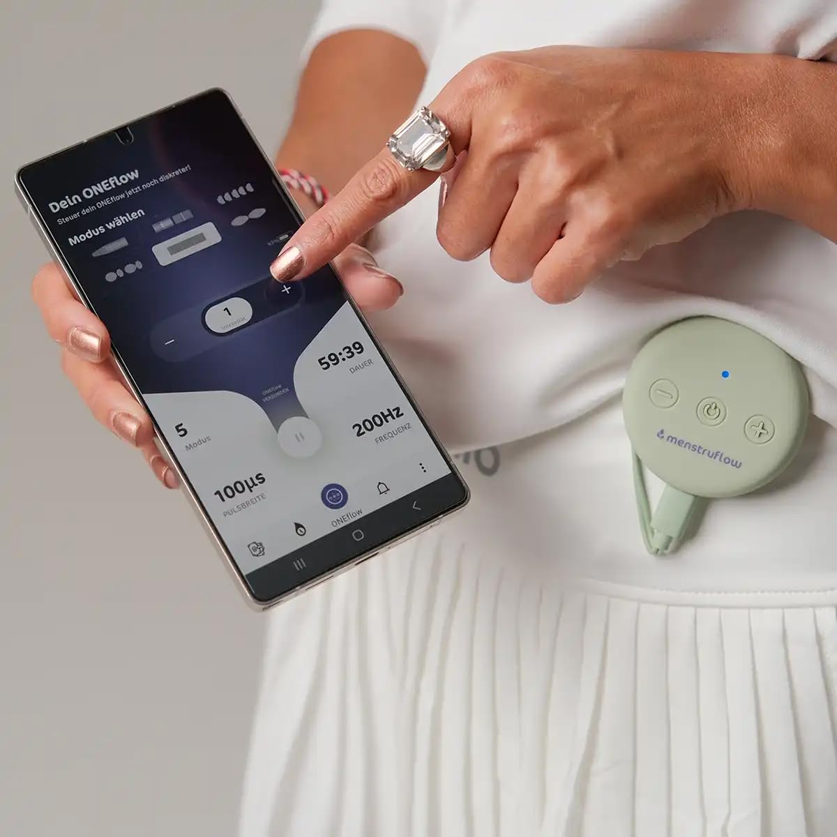 ONEflow Massagepad Unterleib & Rücken – Massagegerät für die Periode mit 65 cm Kabel & Extra Drop Pads | 6 Modi, 20 Intensitätsstufen, App-Steuerung, 10h Akku, geräuschlos & diskret