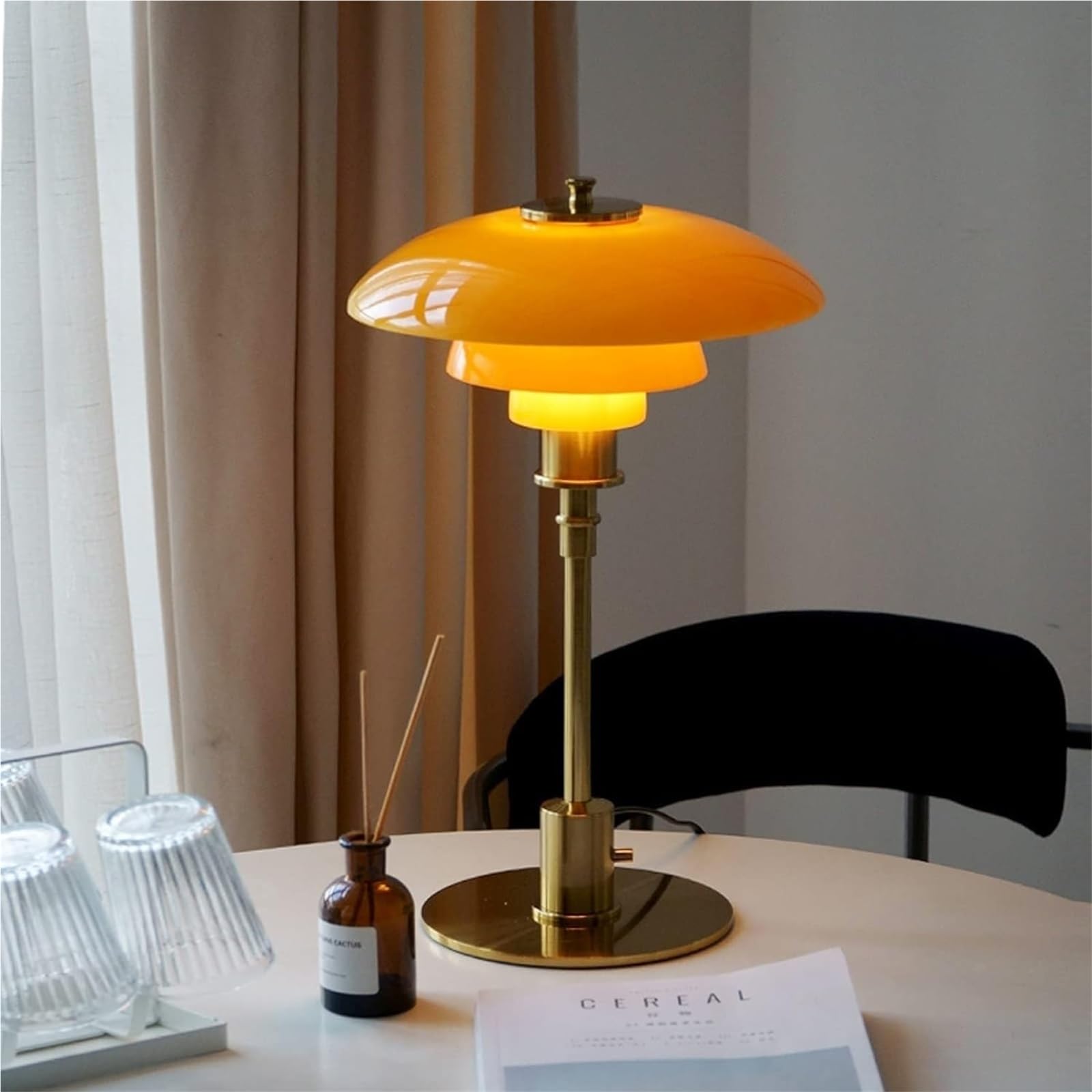 Lámpara de escritorio ajustable con múltiples modos de iluminación para uso versátil en el hogar y la oficina