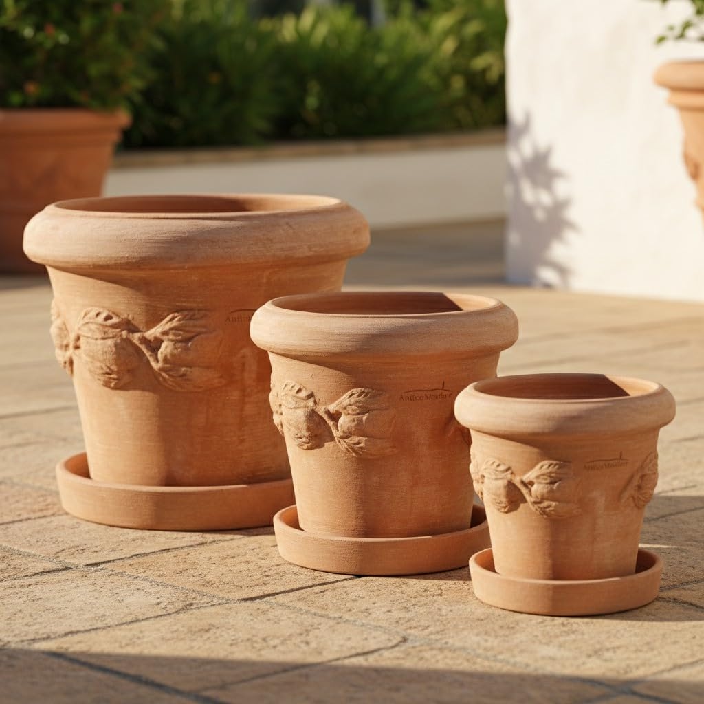 Teramico Pflanzgefäß Limoni, italienisches Terracotta, inkl. Teller (40cm) | Wunderschön detailliertes Terracotta Pflanzgefäß aus originaler Handarbeit. Ideal für Ihre Gestaltung von Haus & Garten.