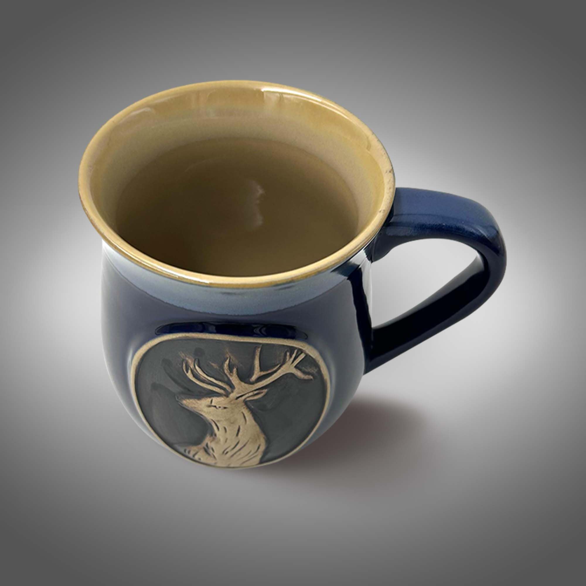 Glen Appin Scotland Stag Lot de 2 tasses en grès avec passepoil en relief pour café, thé, chocolat chaud – Coffret cadeau de Noël et Nouvel An – Artisanat du patrimoine écossais (bleu, lot de 2)