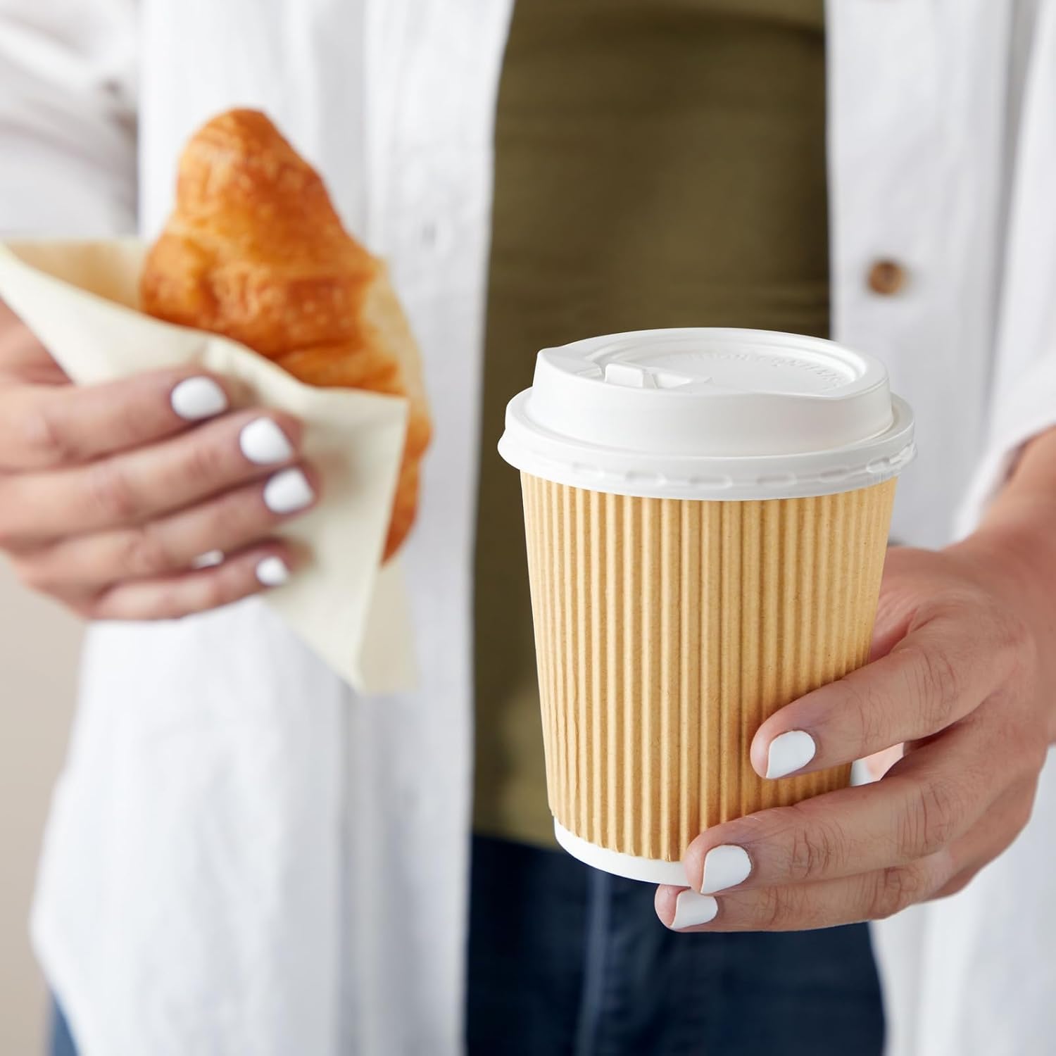 Juvale Disposable Coffee Cups with Lids & Straws - 8-Ounce, Brown Ripple, 50 Count - Insulated Disposable Paper Cups for Hot Coffee & On-the-Go Use - Compostable, No-Wax Lid Design - Image 3