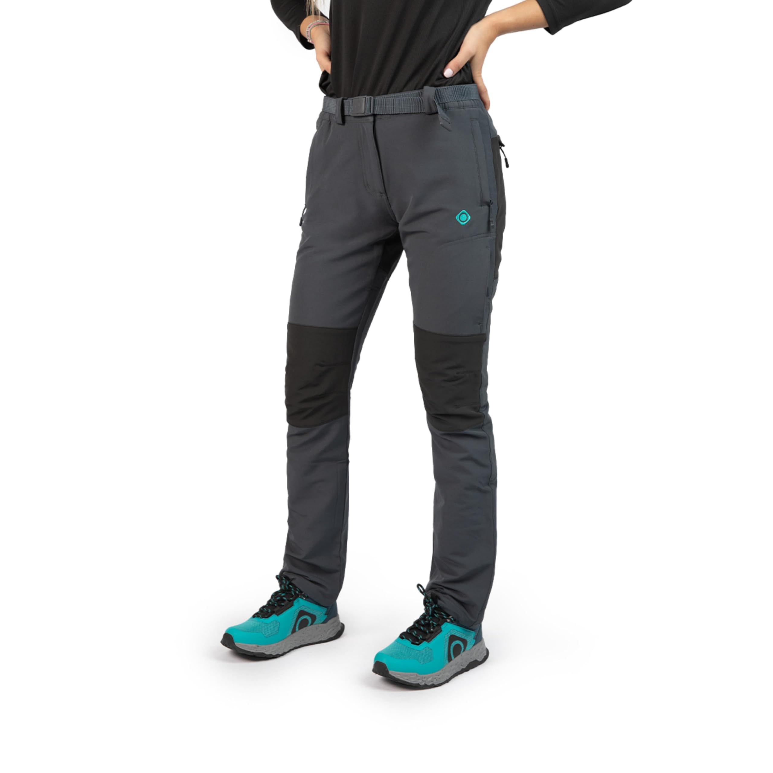 Izas Vinson W Pantalón Mount-Stretch para Mujer. Repelente al Agua, Transpirable y elástico. Interior perchado y Rodillas Preformadas. Bolsillos con Cremallera y Tapeta. Ajuste Relajado