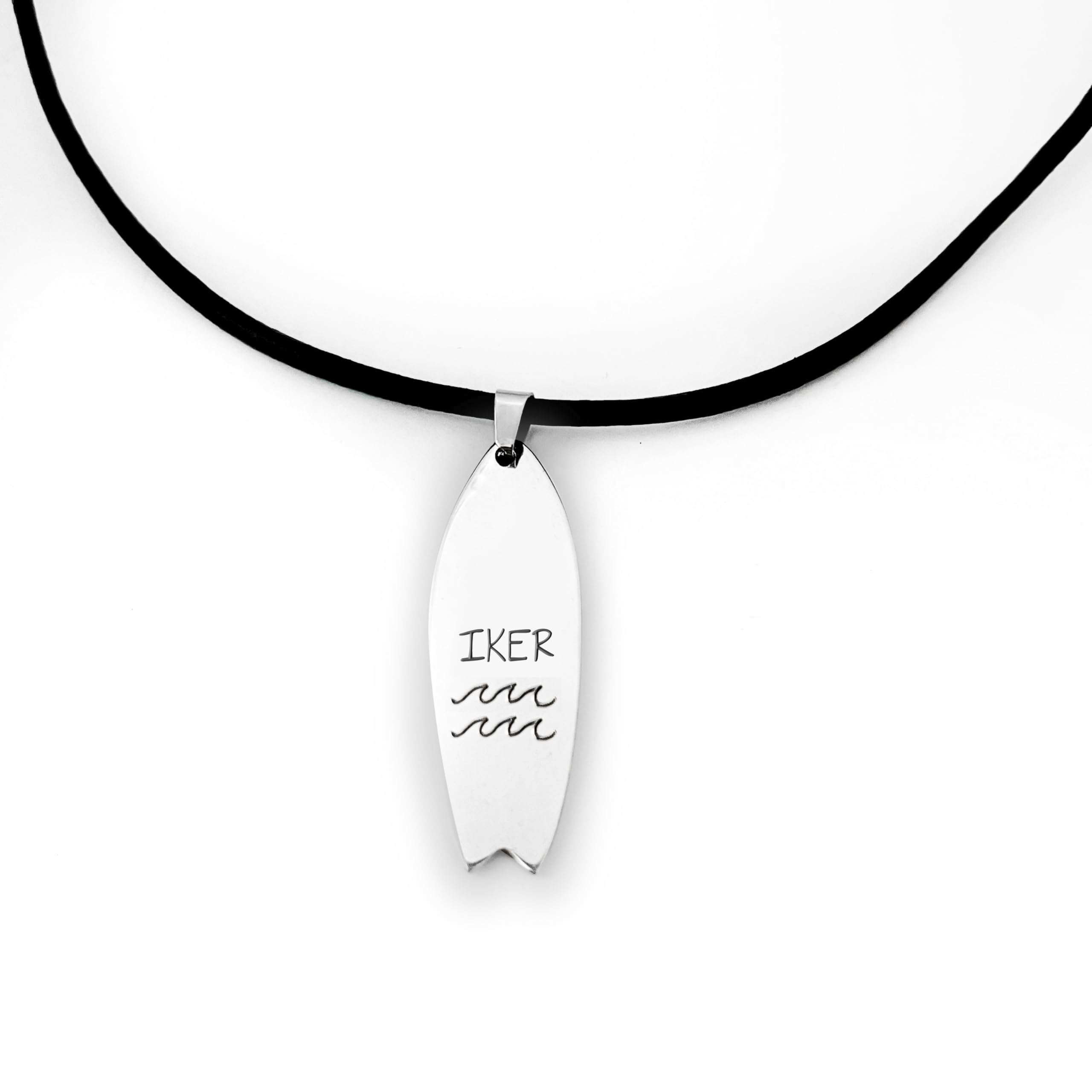 Colgante Tabla de Surf Personalizada de Aluminio con Grabado de Nombre - Joyería Surfera Artesanal Hecha a Mano - Regalo para Surfistas, Collar con Cordón de Cuero Negro 50cm, Diseño de Olas, Unisex