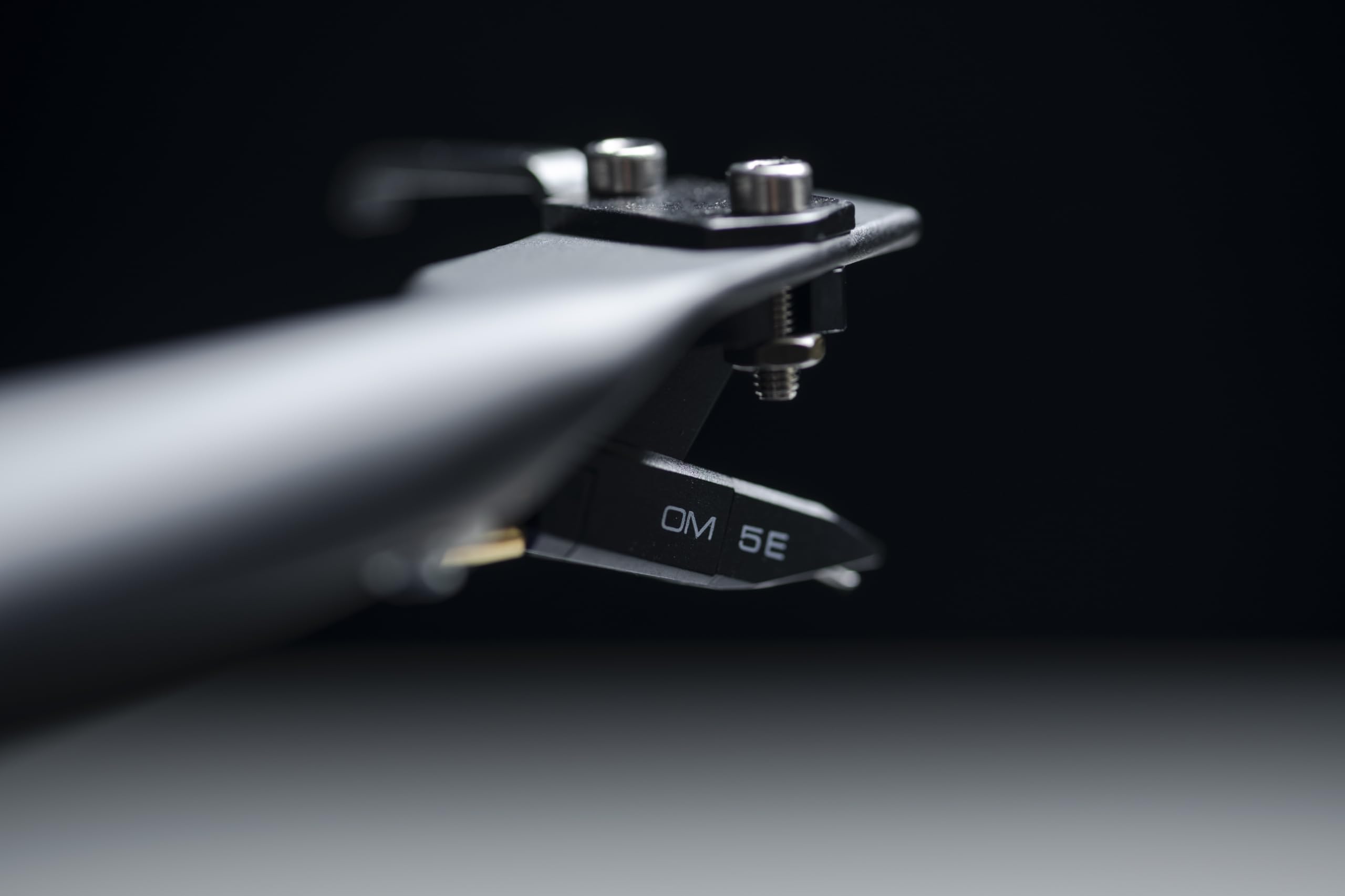 Pro-Ject Debut III Manueller Plattenspieler (MM-Tonabnehmer Ortofon OM 5E, Pro-Ject 8.6 Tonarm) matt-schwarz
