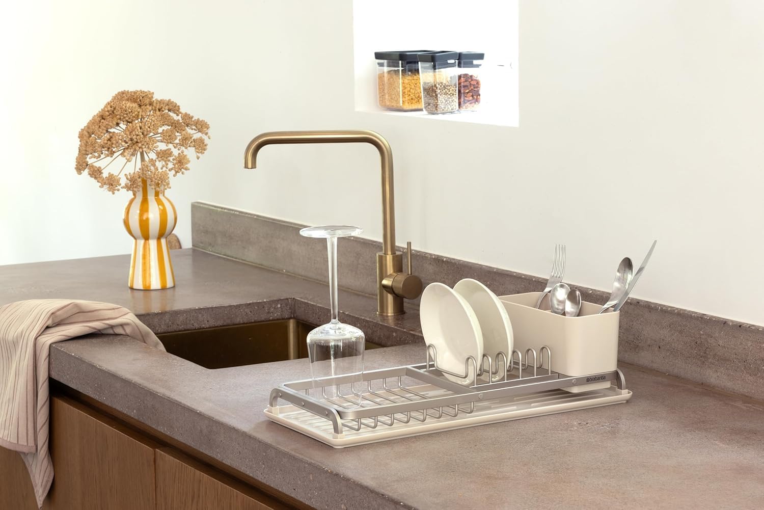 Brabantia Égouttoir Vaisselle Compact SinkSide (Beige Clair), Égouttoir Vaisselle sur évier Polyvalent avec Panier à Couverts Amovible, Organisateur Plan de Travail Cuisine Compact