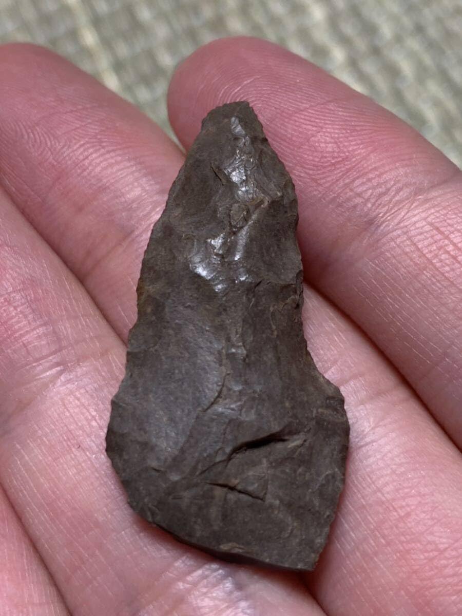 握り斧　(出土品)　旧石器時代　(約11㎝×8・5㎝×5㎝)　約450gです。 Amazon.co.jp: 旧石器時代尖頭器紀元前15000年頃打製磨製石斧